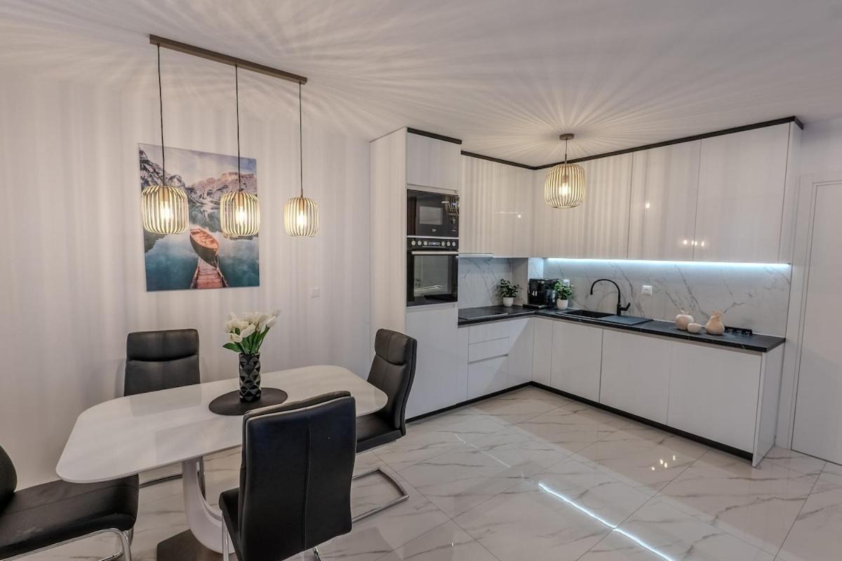 Modern Cityscape 2-bedroom Terrace Apartment *