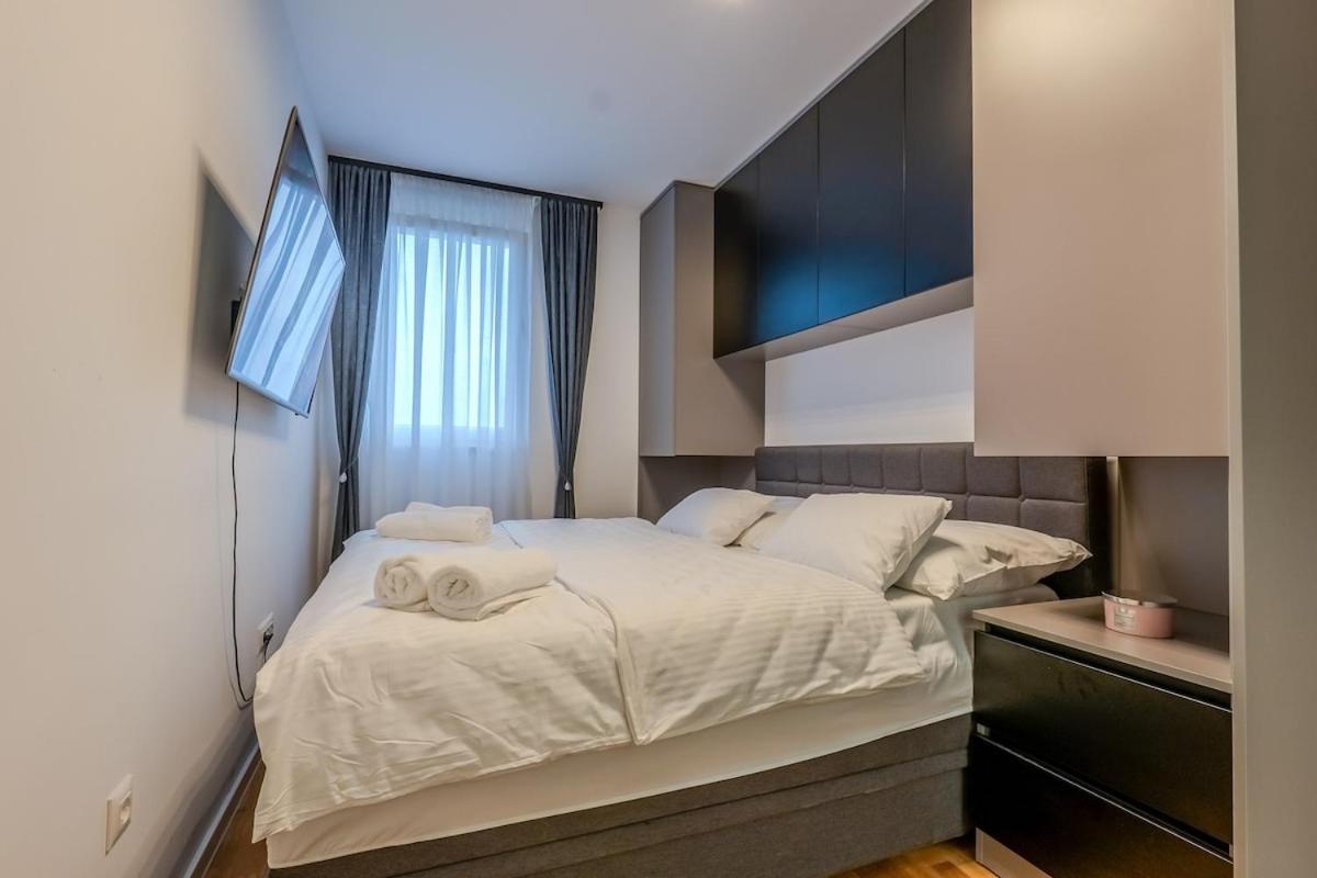 Apartment Modern Cityscape 2-bedroom Terrace *