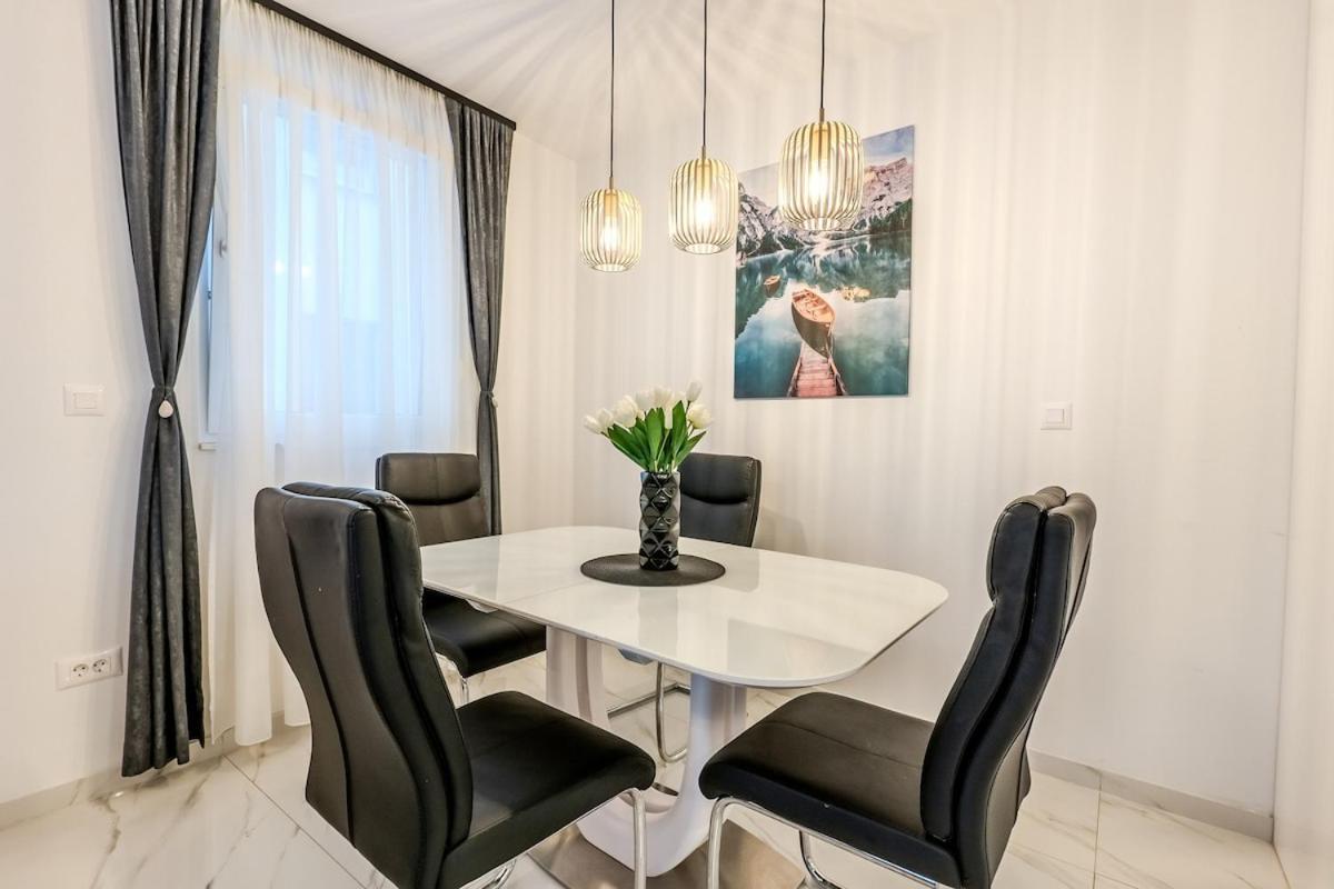 Modern Cityscape 2-bedroom Terrace Apartment Split
