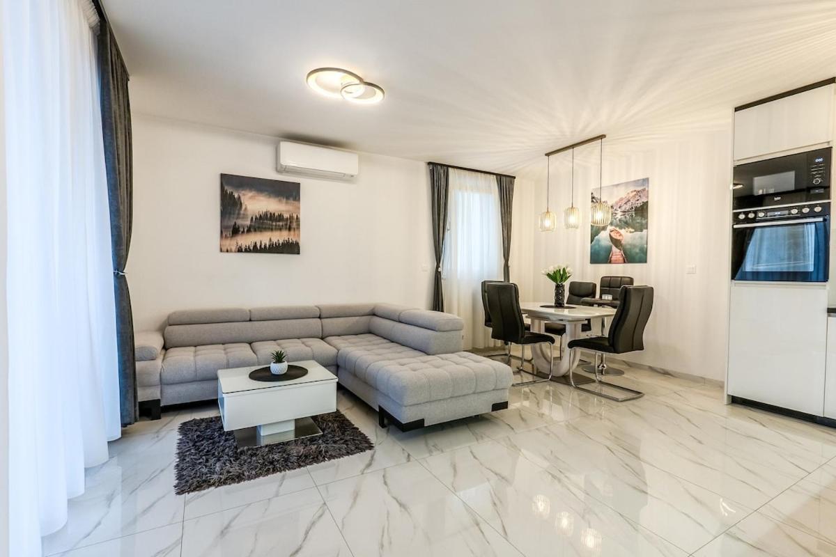 Modern Cityscape 2-bedroom Terrace Split