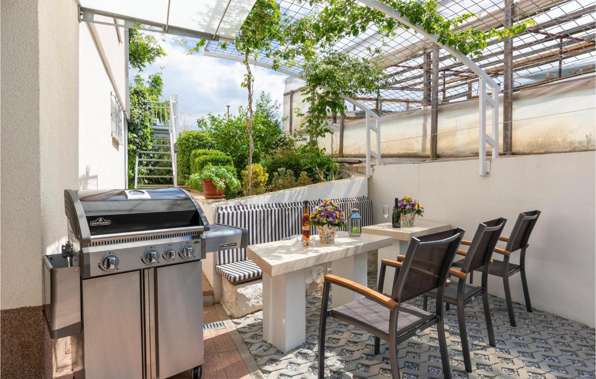 2 Bedroom Nice Apartment In Split Apartment *