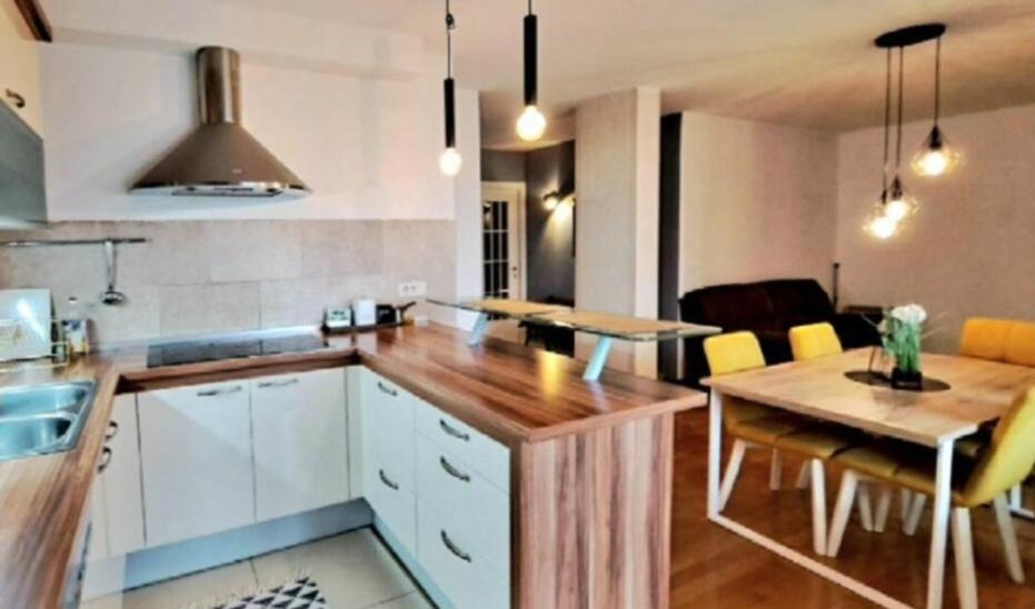 Beautiful Large Apartment, Walk To Beach Appartement *