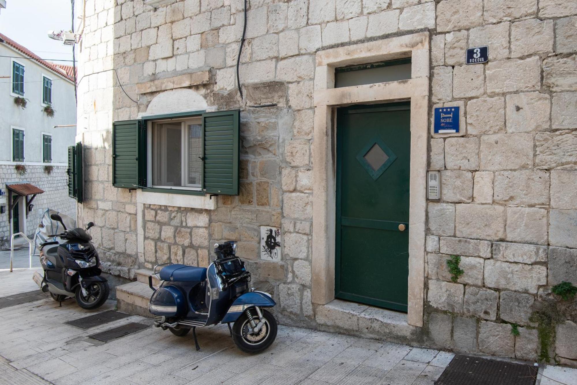 Rokos Superior Downtown - Comfortable With Private Bathrooms - Perfect Location For Exploring Diocletian's Palace And The Gastronomy Of Within Walking Distance Split