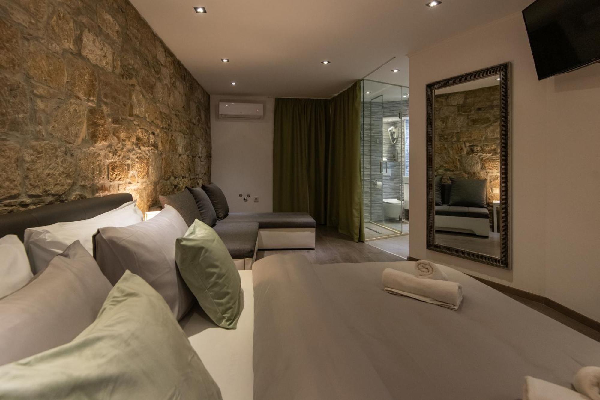 Rokos Superior Downtown - Comfortable With Private Bathrooms - Perfect Location For Exploring Diocletian's Palace And The Gastronomy Of Within Walking Distance Split
