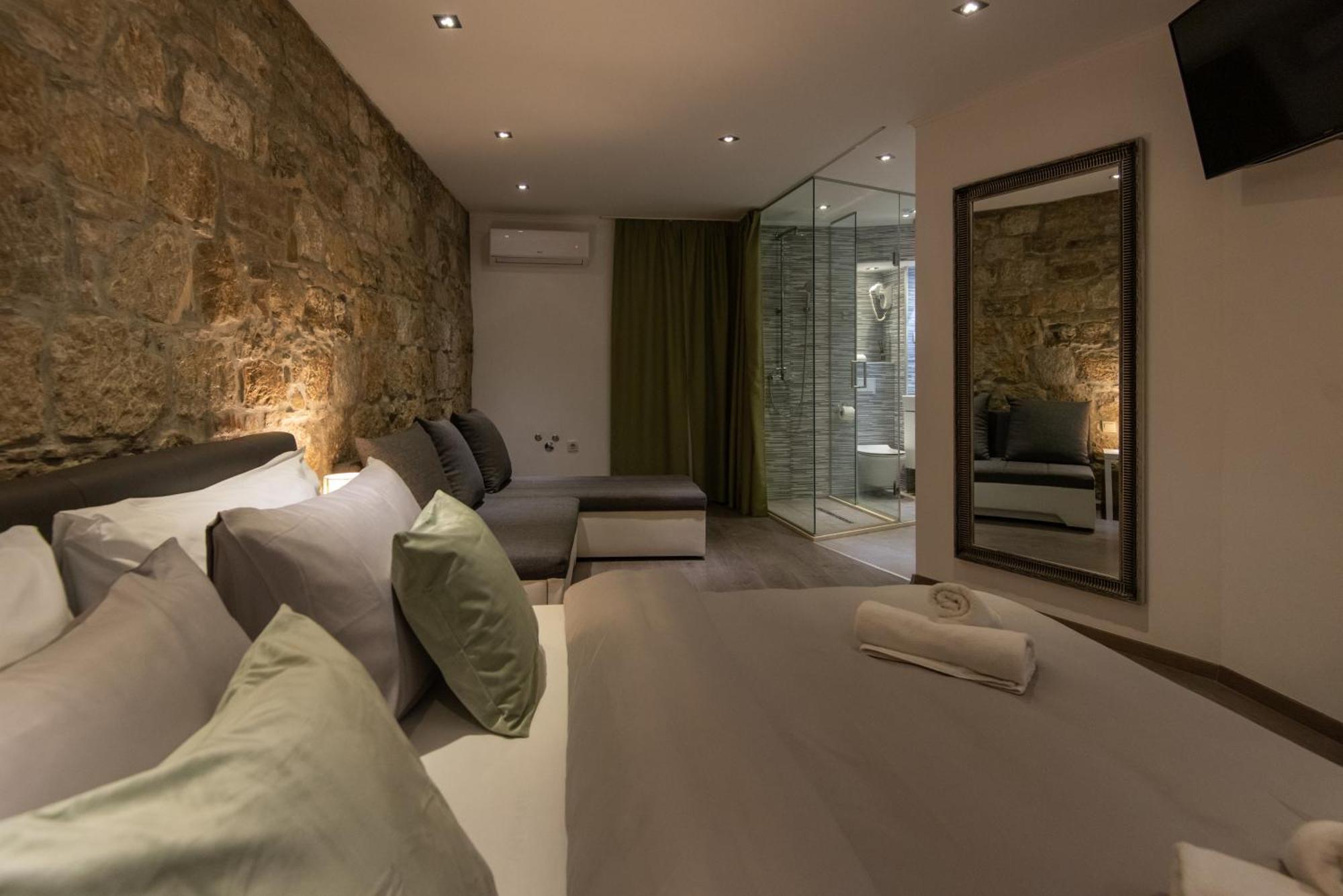 Rokos Superior Downtown - Comfortable With Private Bathrooms - Perfect Location For Exploring Diocletian's Palace And The Gastronomy Of Within Walking Distance