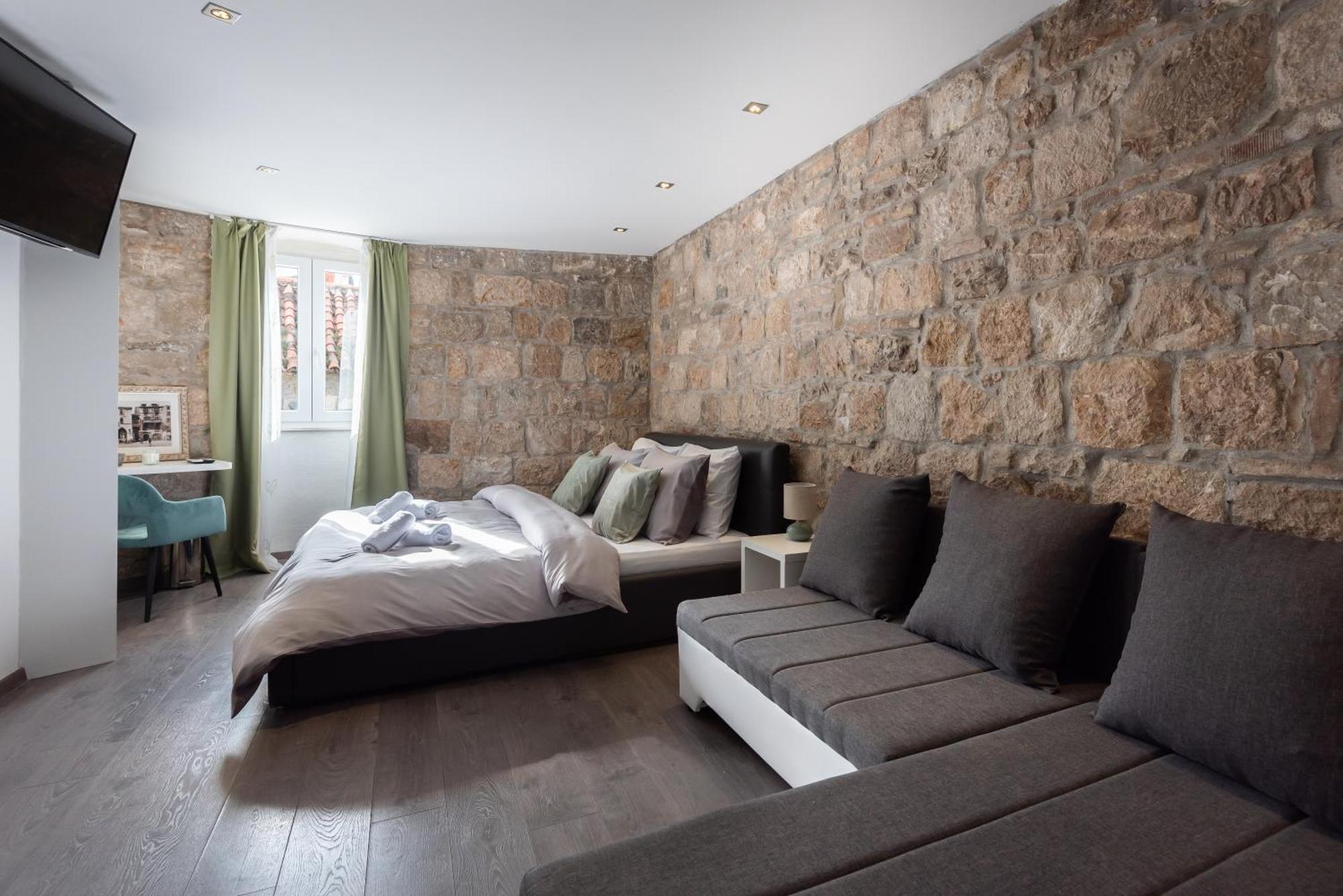 Rokos Superior Downtown - Comfortable With Private Bathrooms - Perfect Location For Exploring Diocletian's Palace And The Gastronomy Of Within Walking Distance *
