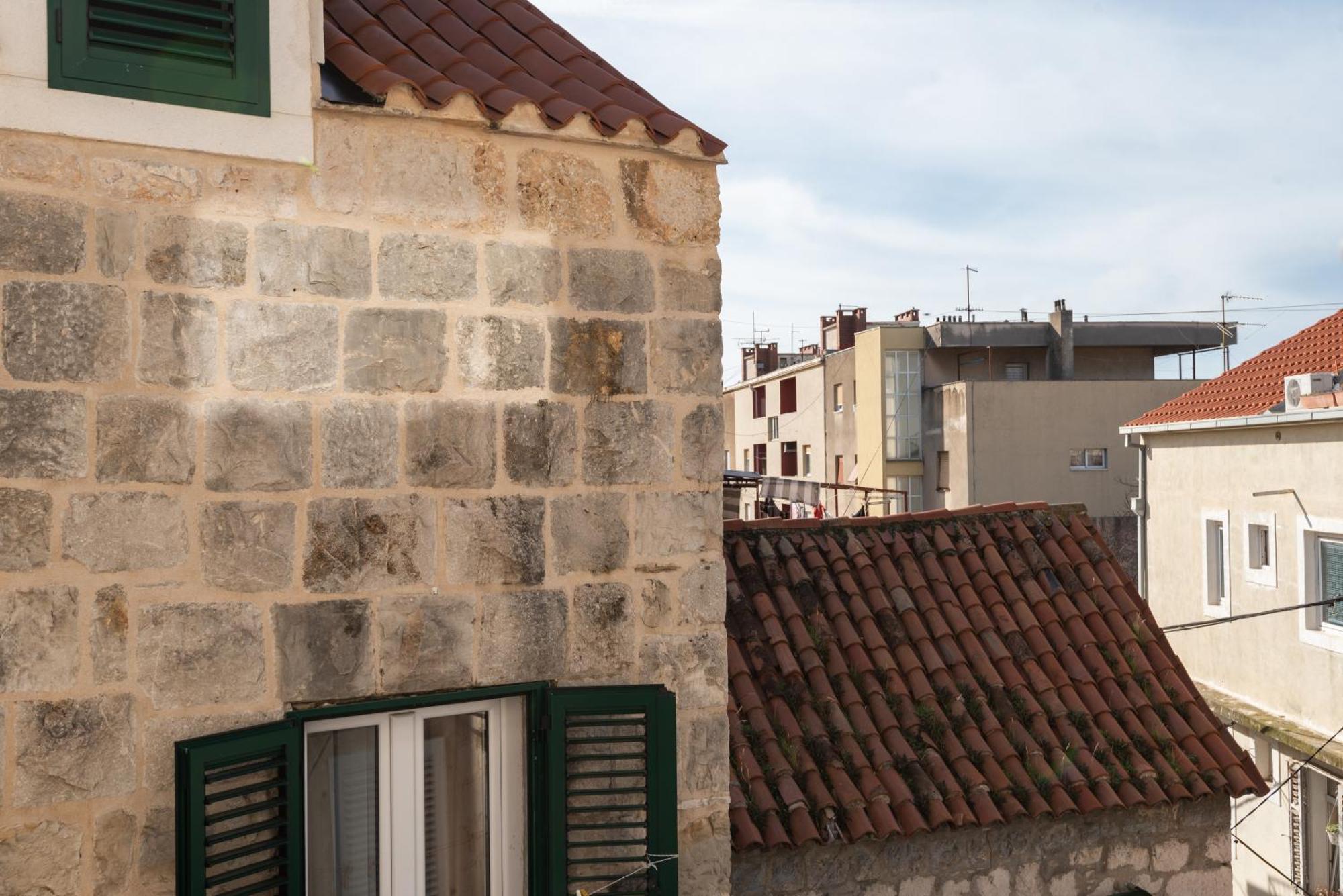 Rokos Superior Downtown - Comfortable With Private Bathrooms - Perfect Location For Exploring Diocletian's Palace And The Gastronomy Of Within Walking Distance *