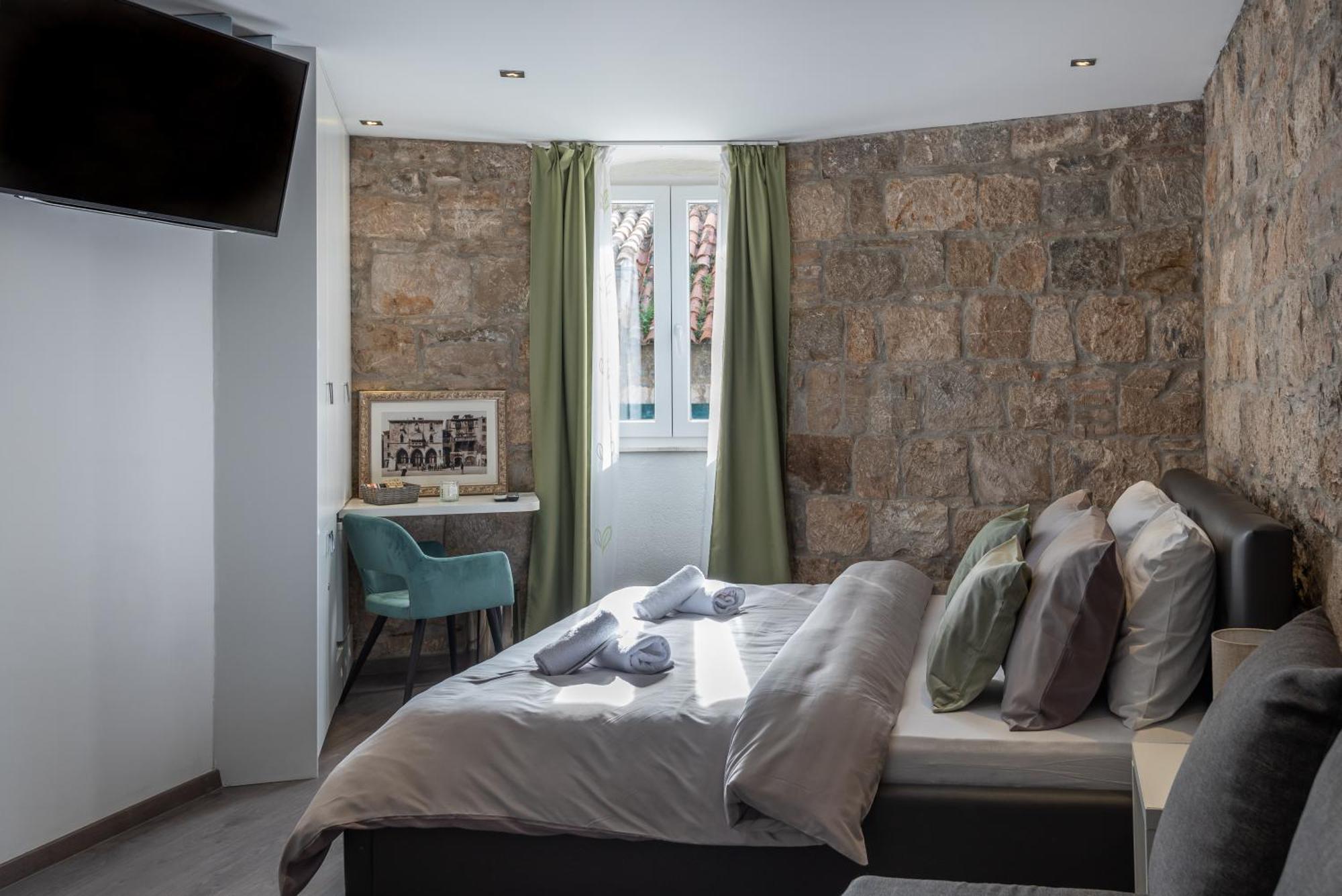 Rokos Superior Downtown - Comfortable With Private Bathrooms - Perfect Location For Exploring Diocletian's Palace And The Gastronomy Of Within Walking Distance * Split