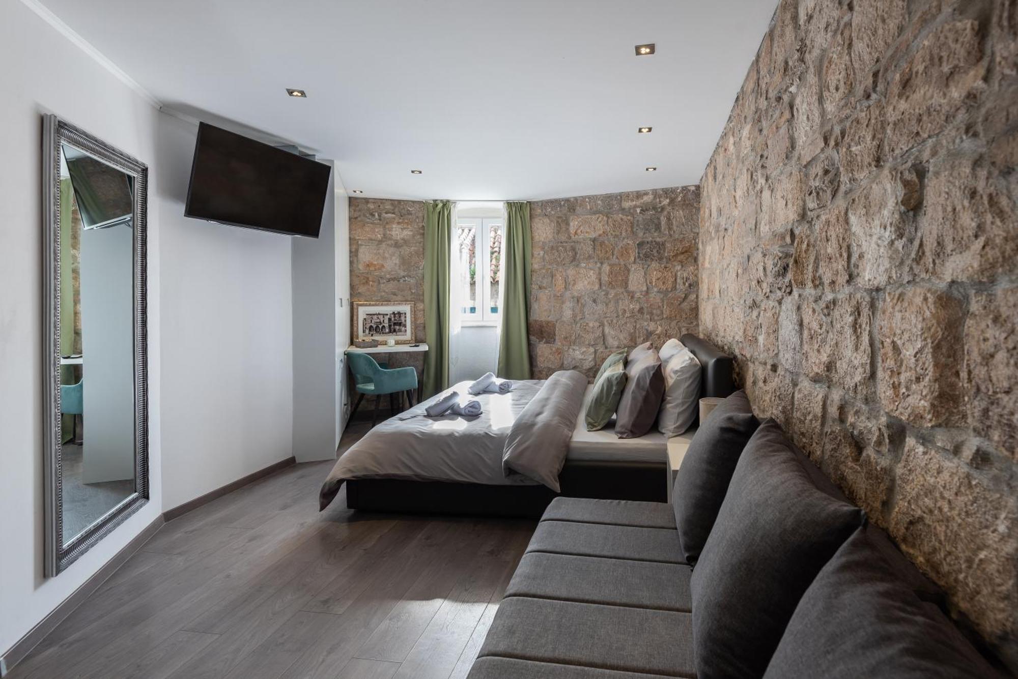 Rokos Superior Downtown - Comfortable With Private Bathrooms - Perfect Location For Exploring Diocletian's Palace And The Gastronomy Of Within Walking Distance Guest house *
