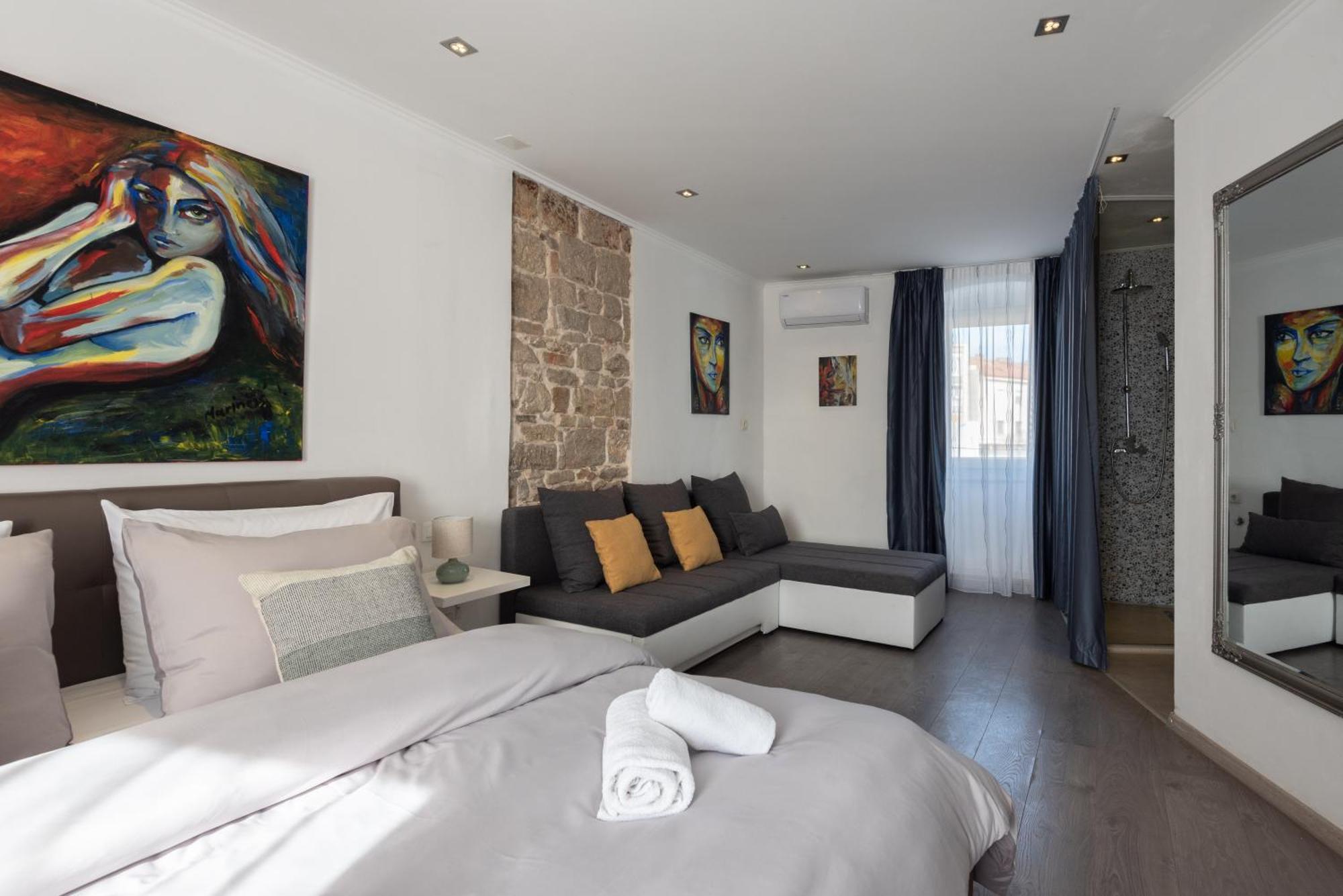 Rokos Superior Downtown - Comfortable With Private Bathrooms - Perfect Location For Exploring Diocletian's Palace And The Gastronomy Of Within Walking Distance Guest house *