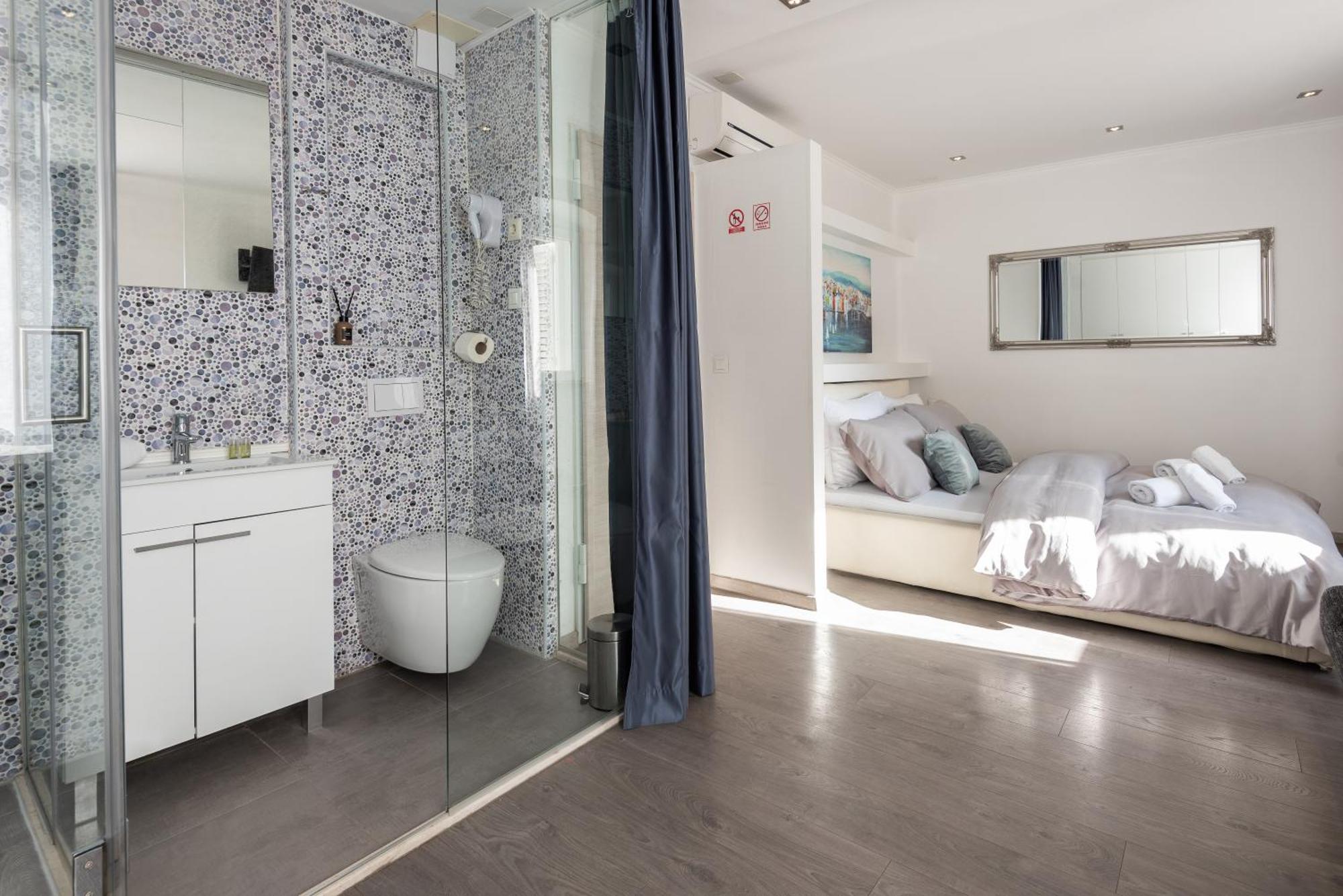 Rokos Superior Downtown - Comfortable With Private Bathrooms - Perfect Location For Exploring Diocletian's Palace And The Gastronomy Of Within Walking Distance *