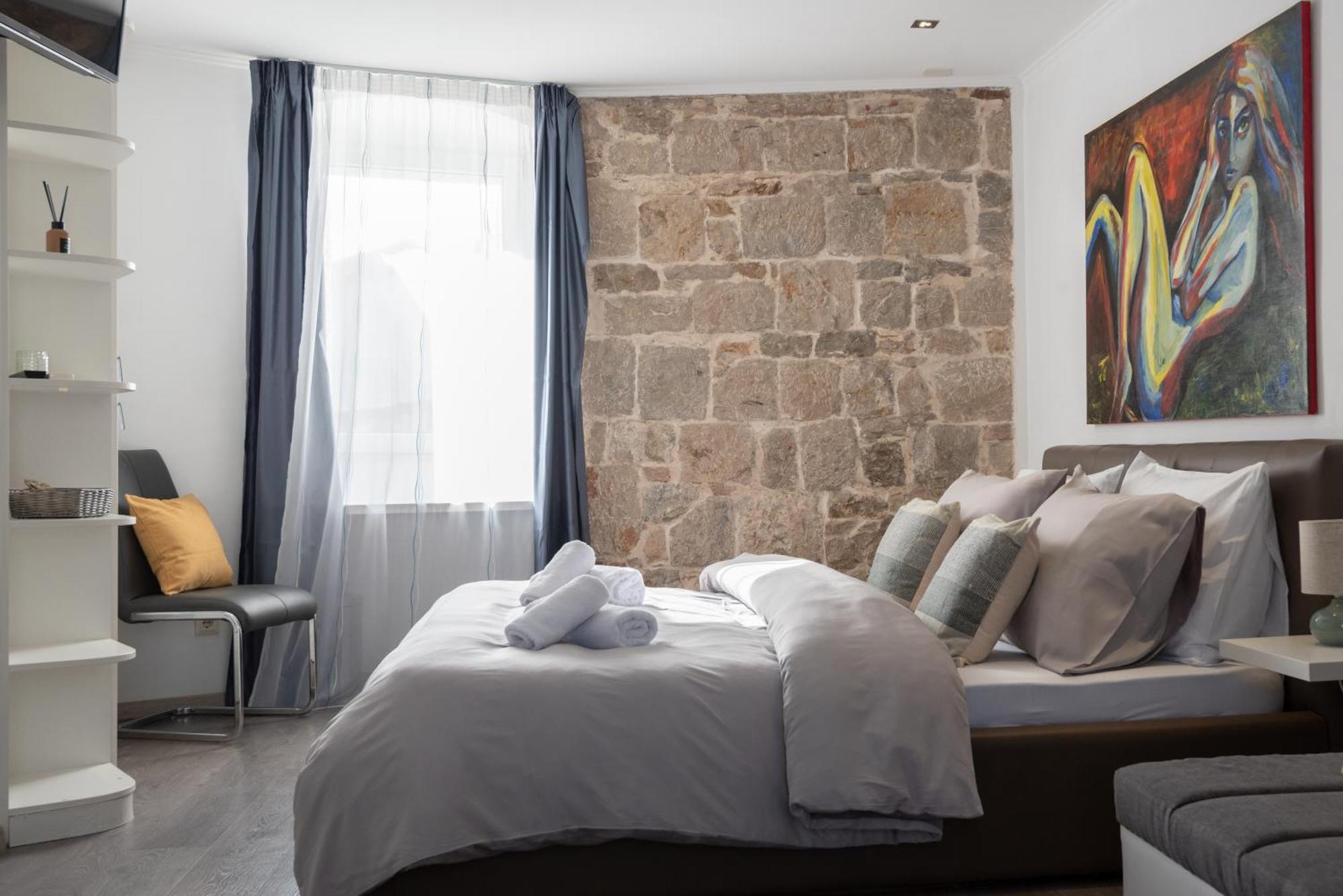 Rokos Superior Downtown - Comfortable With Private Bathrooms - Perfect Location For Exploring Diocletian's Palace And The Gastronomy Of Within Walking Distance