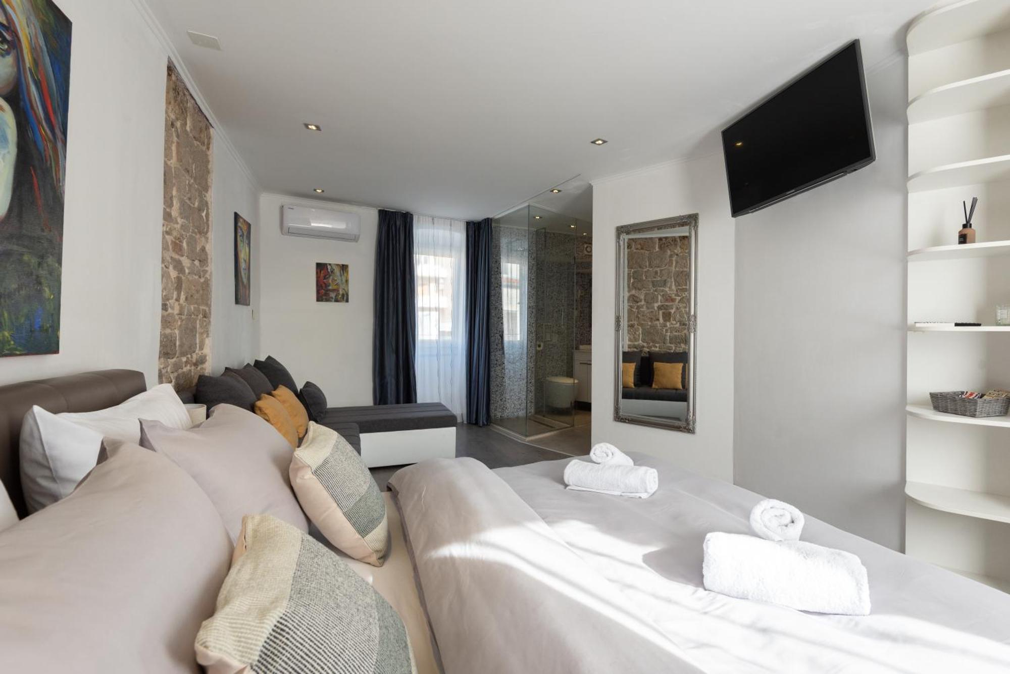Guest house Rokos Superior Downtown - Comfortable With Private Bathrooms - Perfect Location For Exploring Diocletian's Palace And The Gastronomy Of Within Walking Distance *