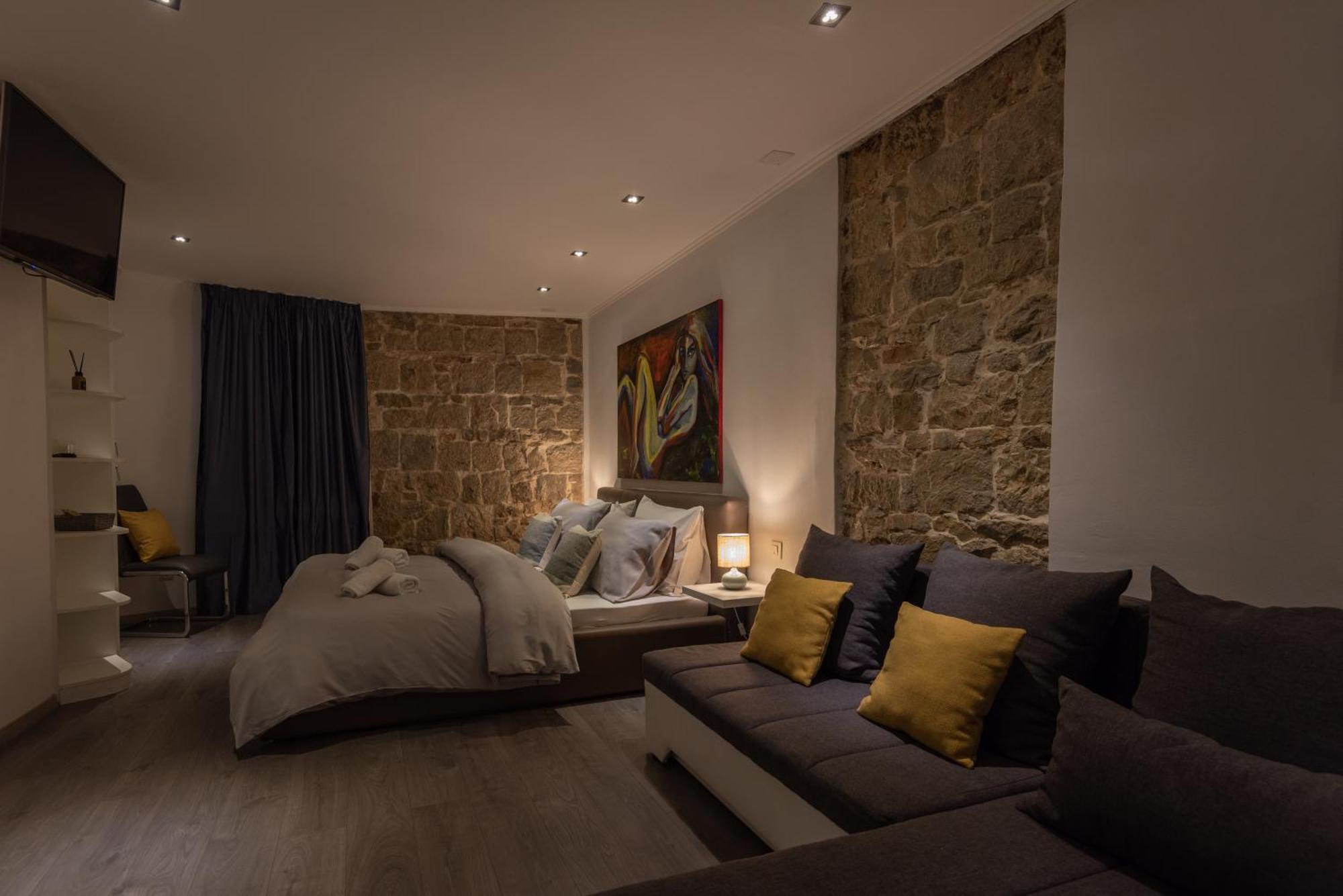 Guest house Rokos Superior Downtown - Comfortable With Private Bathrooms - Perfect Location For Exploring Diocletian's Palace And The Gastronomy Of Within Walking Distance *