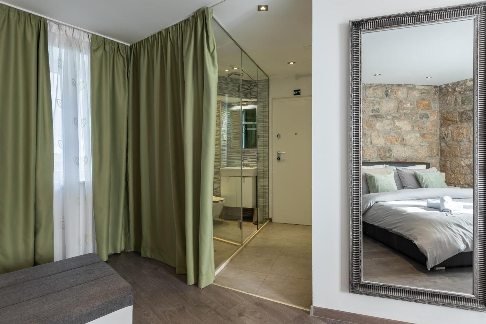 Rokos Superior Downtown - Comfortable With Private Bathrooms - Perfect Location For Exploring Diocletian's Palace And The Gastronomy Of Within Walking Distance Guest house