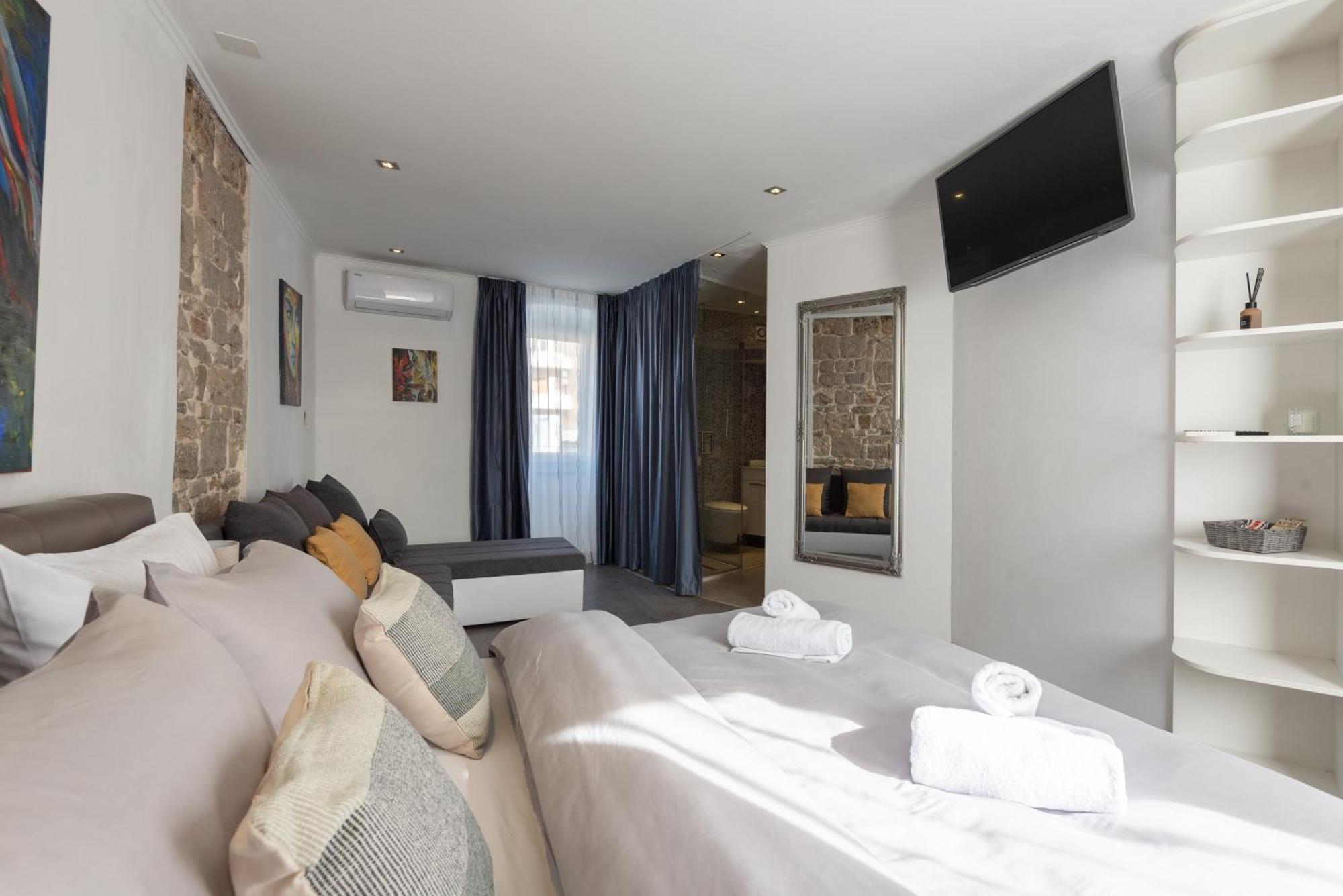 Guest house Rokos Superior Downtown - Comfortable With Private Bathrooms - Perfect Location For Exploring Diocletian's Palace And The Gastronomy Of Within Walking Distance *