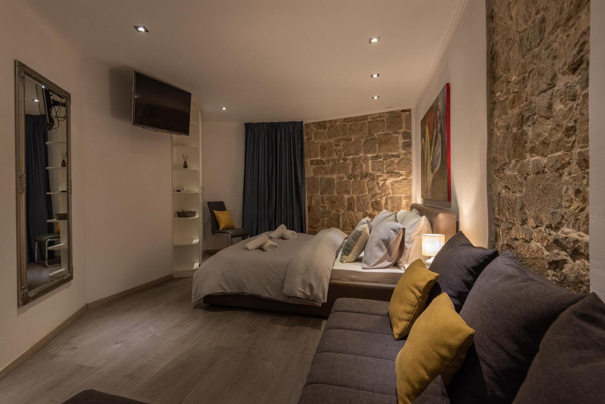 Rokos Superior Downtown - Comfortable With Private Bathrooms - Perfect Location For Exploring Diocletian's Palace And The Gastronomy Of Within Walking Distance * Split