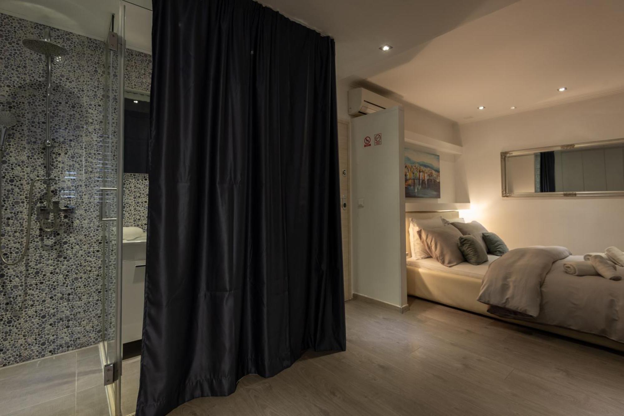 Rokos Superior Downtown - Comfortable With Private Bathrooms - Perfect Location For Exploring Diocletian's Palace And The Gastronomy Of Within Walking Distance Guest house