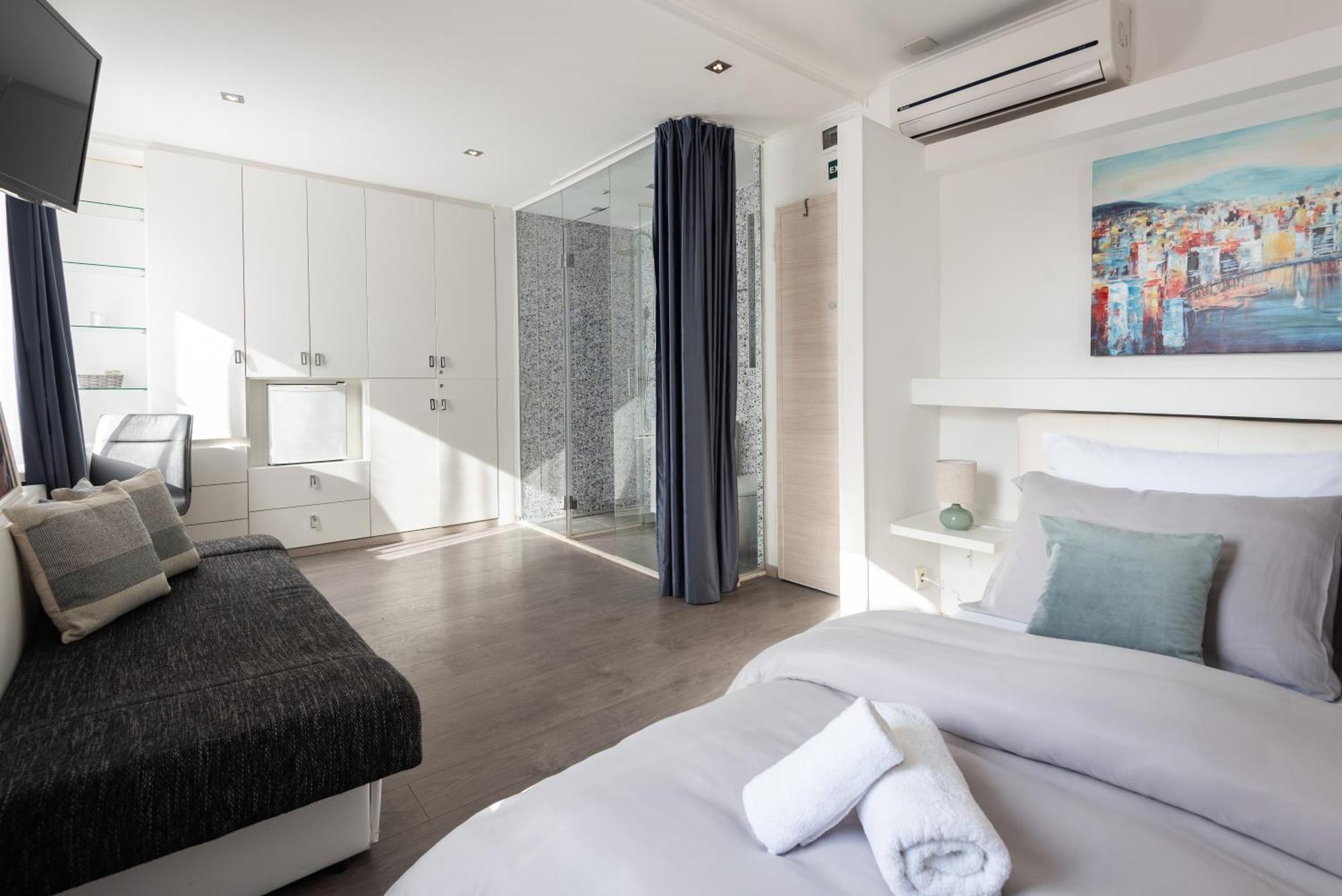 Rokos Superior Downtown - Comfortable With Private Bathrooms - Perfect Location For Exploring Diocletian's Palace And The Gastronomy Of Within Walking Distance Guest house