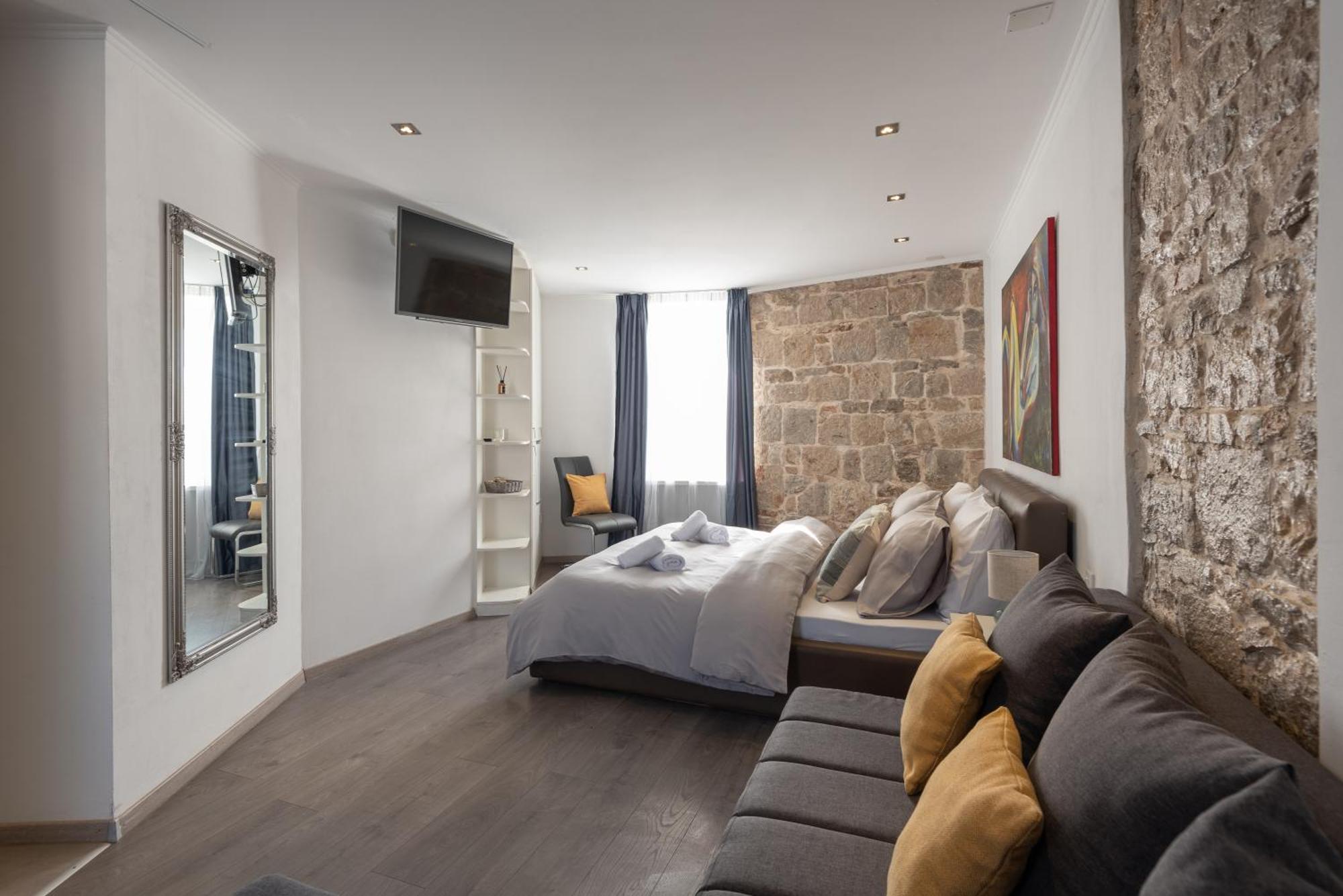 Rokos Superior Downtown - Comfortable With Private Bathrooms - Perfect Location For Exploring Diocletian's Palace And The Gastronomy Of Within Walking Distance *