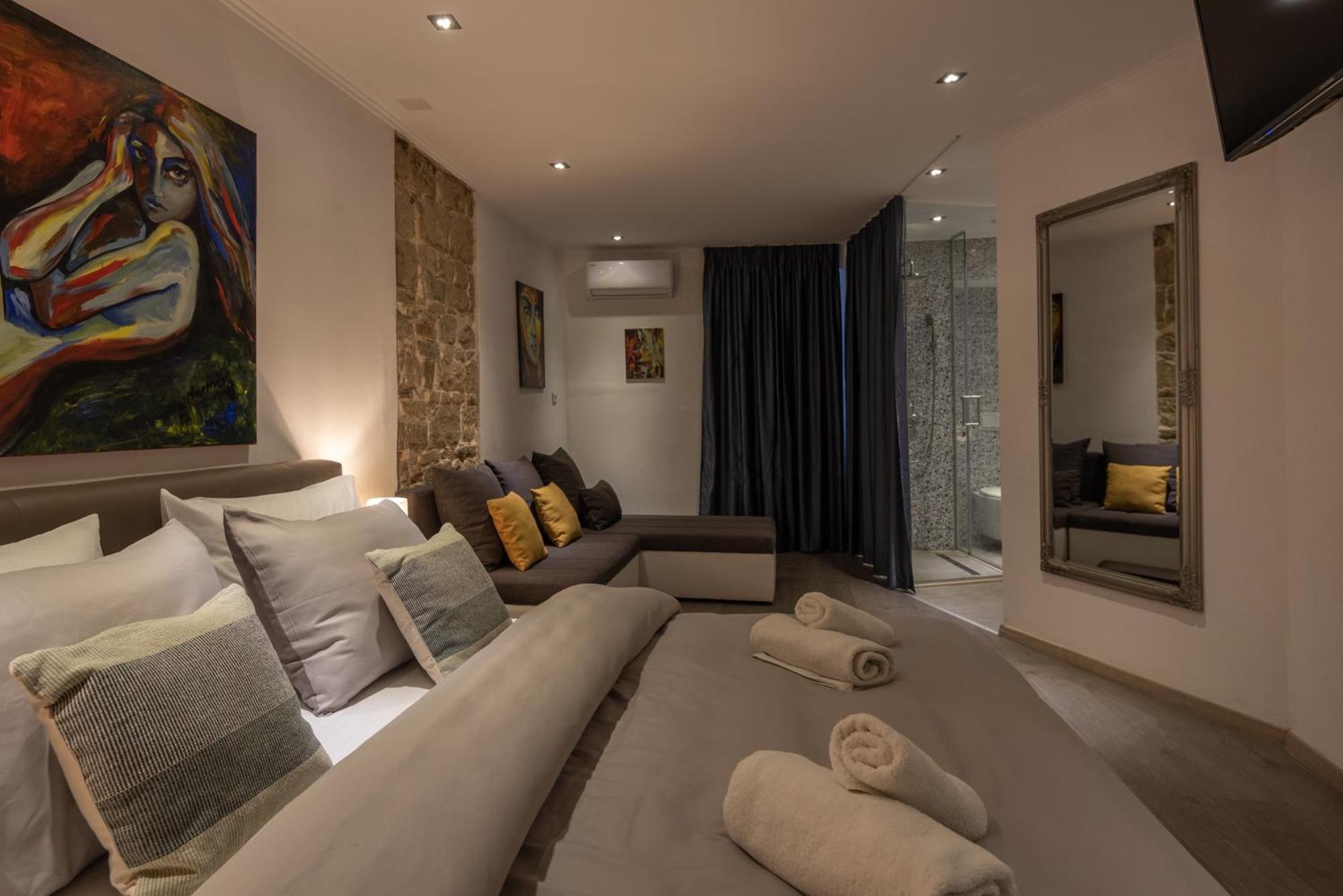 Rokos Superior Downtown - Comfortable With Private Bathrooms - Perfect Location For Exploring Diocletian's Palace And The Gastronomy Of Within Walking Distance *