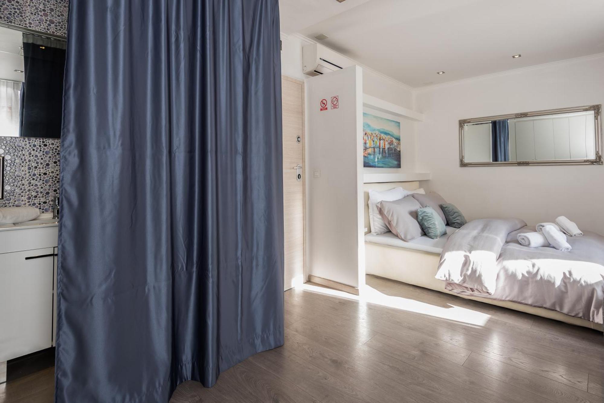 Rokos Superior Downtown - Comfortable With Private Bathrooms - Perfect Location For Exploring Diocletian's Palace And The Gastronomy Of Within Walking Distance *