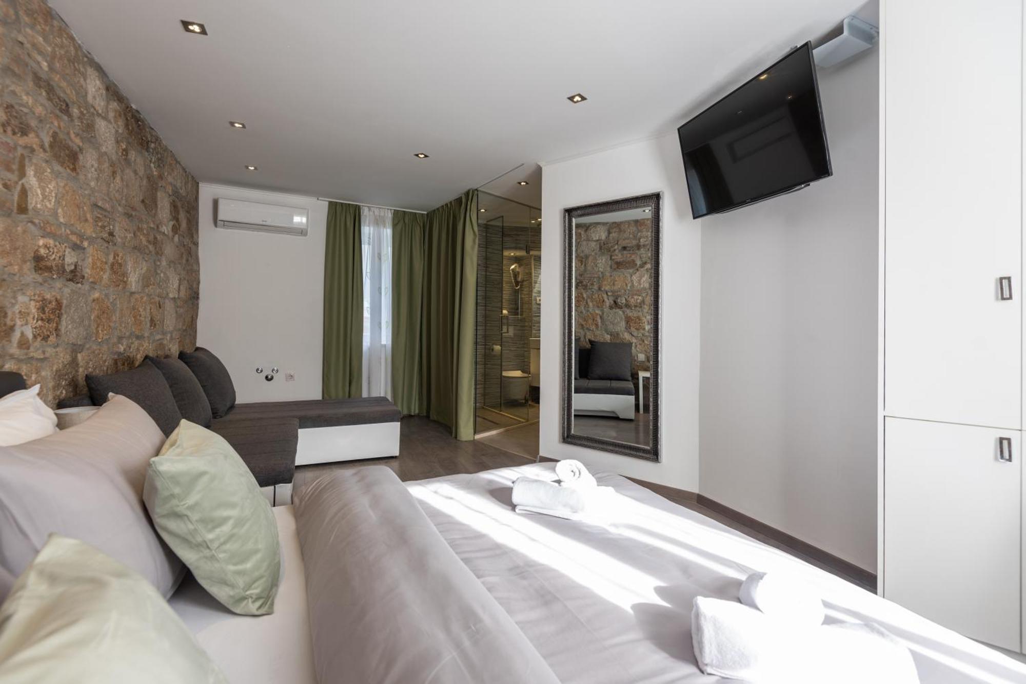 Rokos Superior Downtown - Comfortable With Private Bathrooms - Perfect Location For Exploring Diocletian's Palace And The Gastronomy Of Within Walking Distance * Split