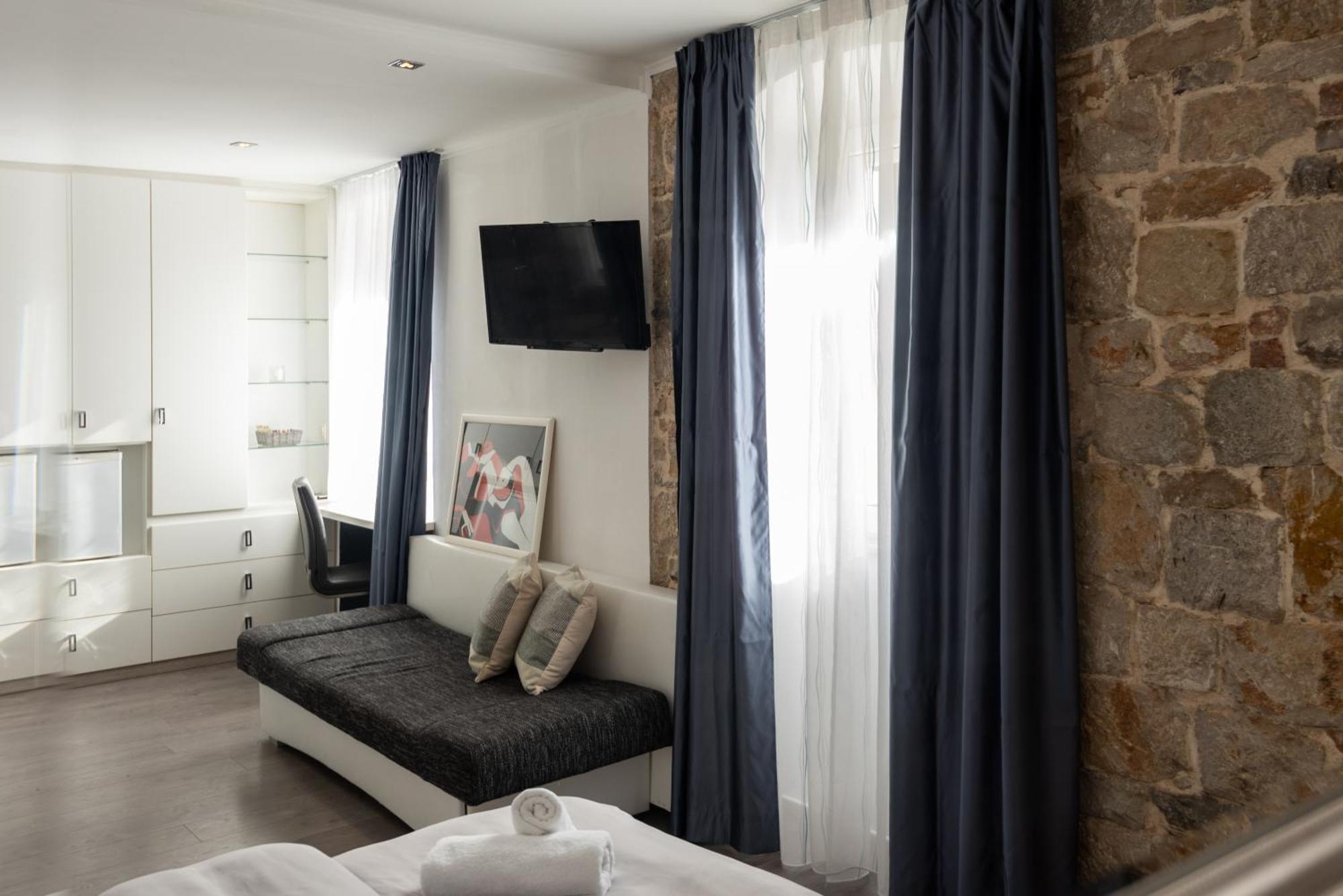Rokos Superior Downtown - Comfortable With Private Bathrooms - Perfect Location For Exploring Diocletian's Palace And The Gastronomy Of Within Walking Distance * Split