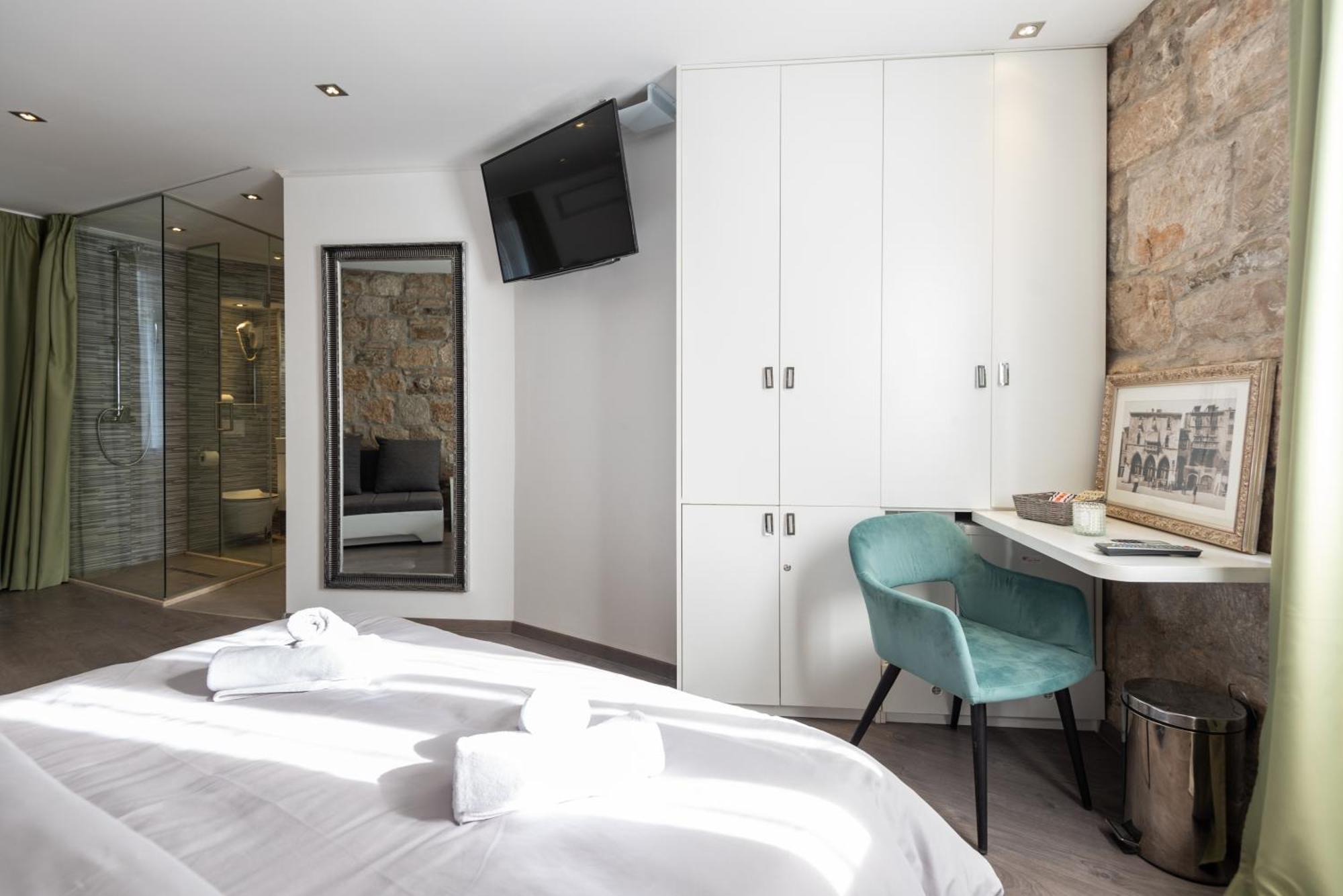 Guest house Rokos Superior Downtown - Comfortable With Private Bathrooms - Perfect Location For Exploring Diocletian's Palace And The Gastronomy Of Within Walking Distance