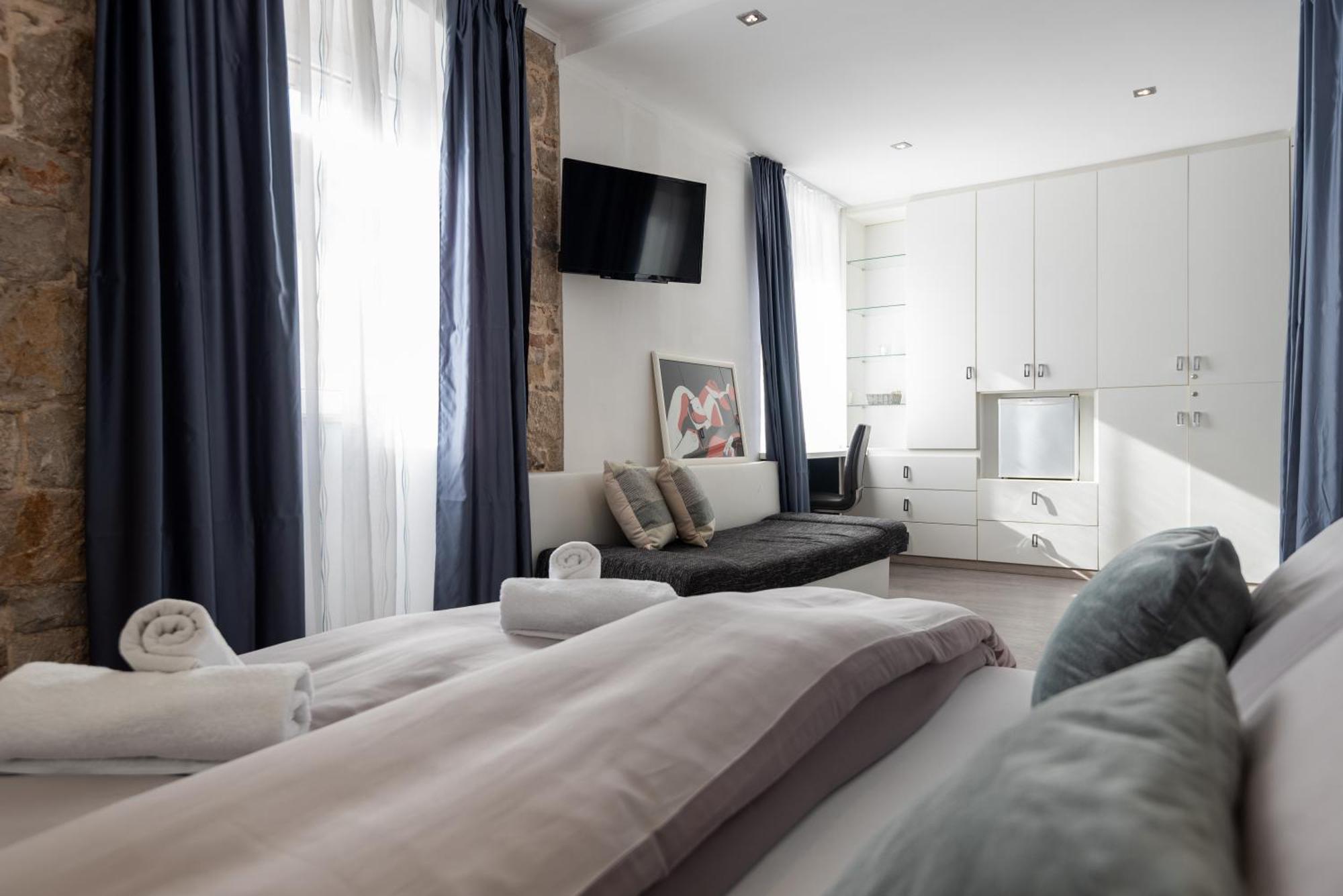 Rokos Superior Downtown - Comfortable With Private Bathrooms - Perfect Location For Exploring Diocletian's Palace And The Gastronomy Of Within Walking Distance