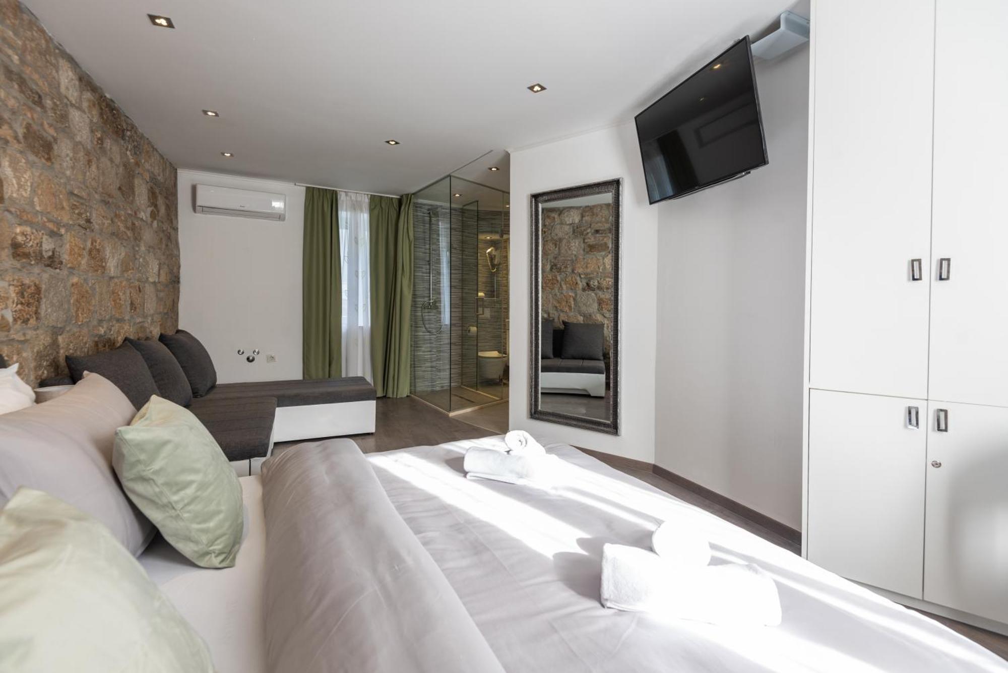 Guest house Rokos Superior Downtown - Comfortable With Private Bathrooms - Perfect Location For Exploring Diocletian's Palace And The Gastronomy Of Within Walking Distance Split