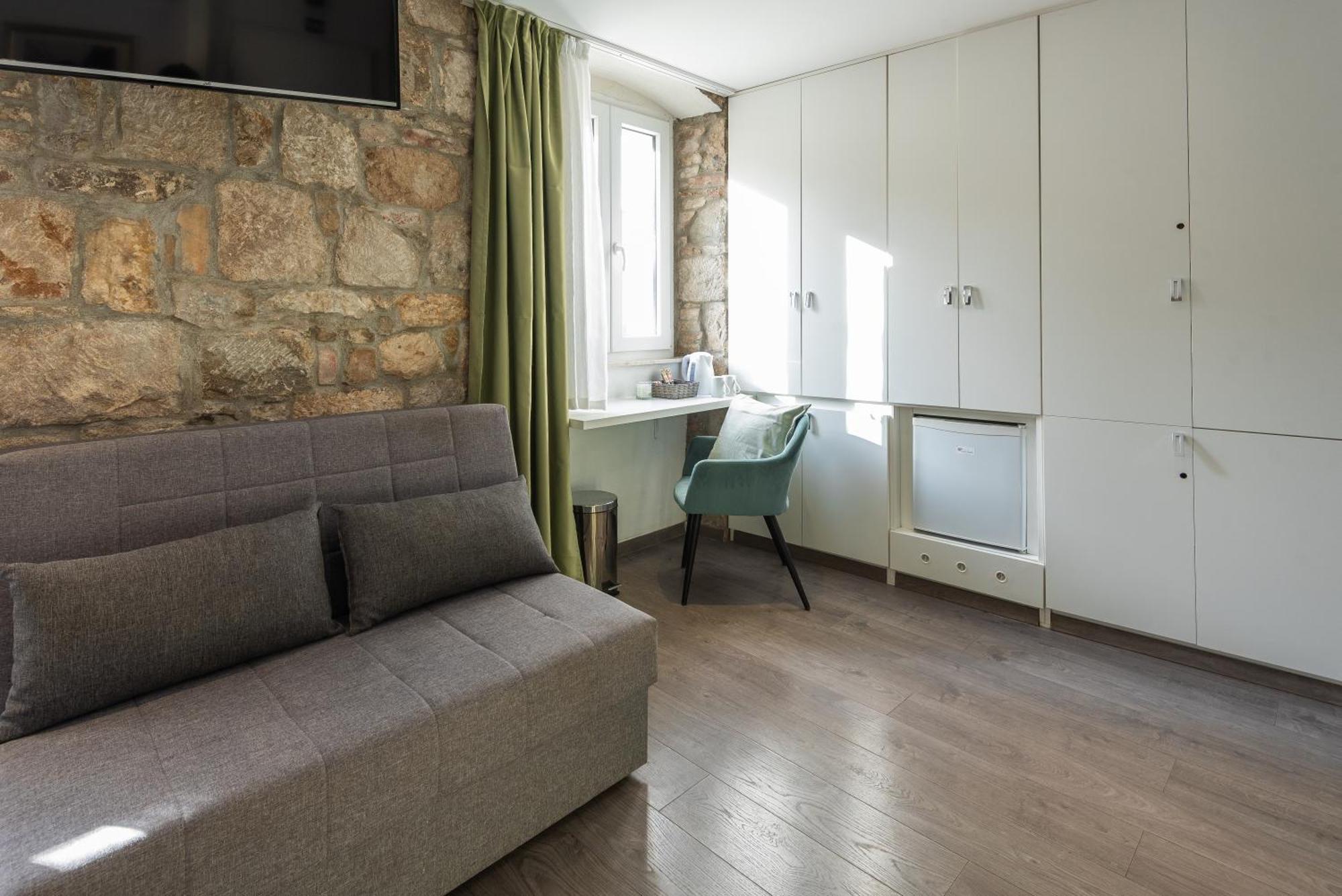 Rokos Superior Downtown - Comfortable With Private Bathrooms - Perfect Location For Exploring Diocletian's Palace And The Gastronomy Of Within Walking Distance Guest house