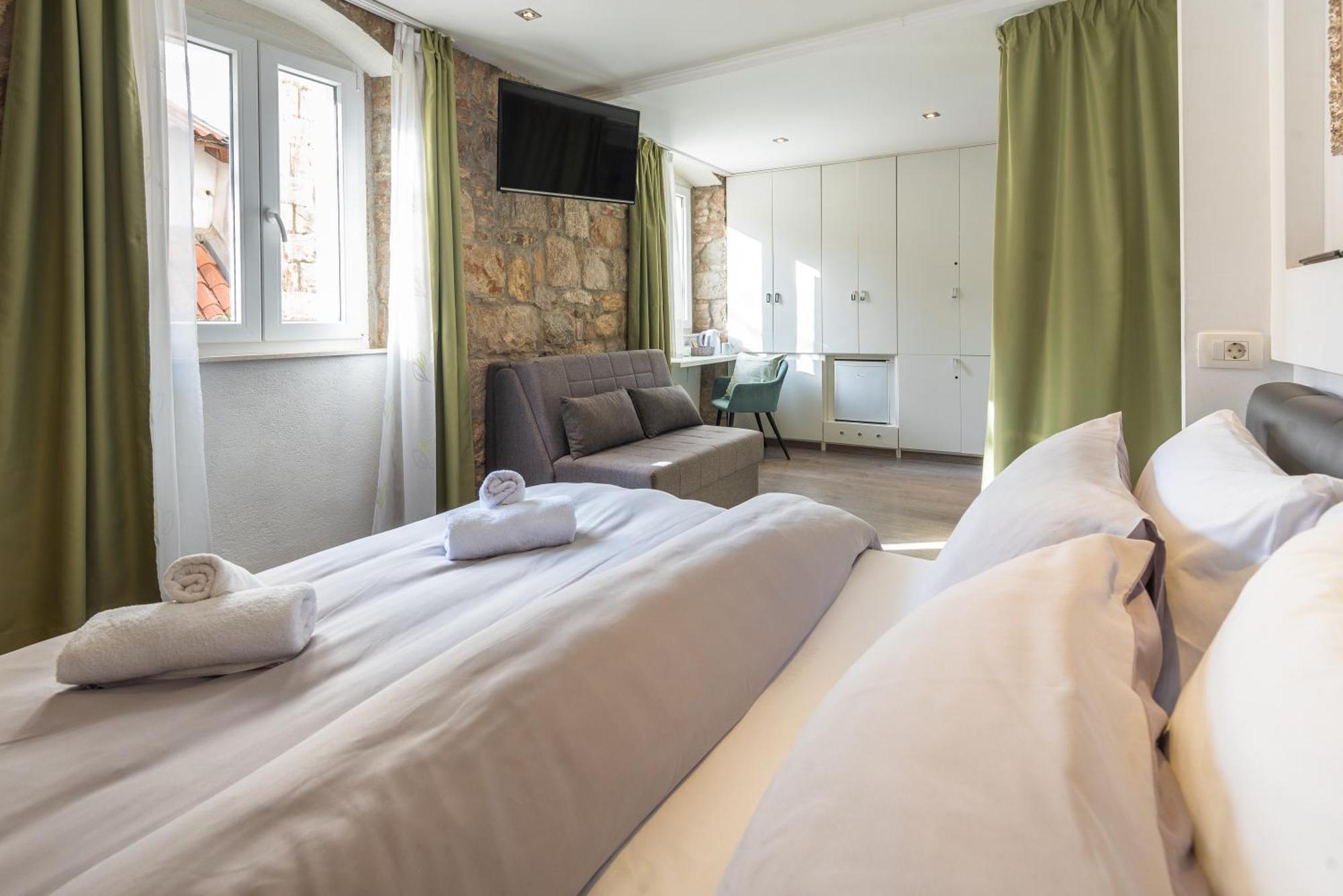 Rokos Superior Downtown - Comfortable With Private Bathrooms - Perfect Location For Exploring Diocletian's Palace And The Gastronomy Of Within Walking Distance *