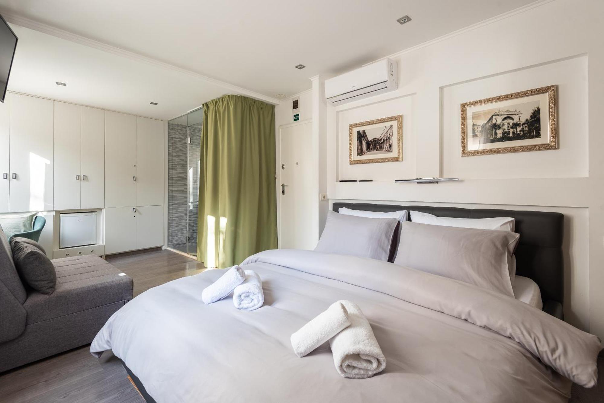 Rokos Superior Downtown - Comfortable With Private Bathrooms - Perfect Location For Exploring Diocletian's Palace And The Gastronomy Of Within Walking Distance Guest house *