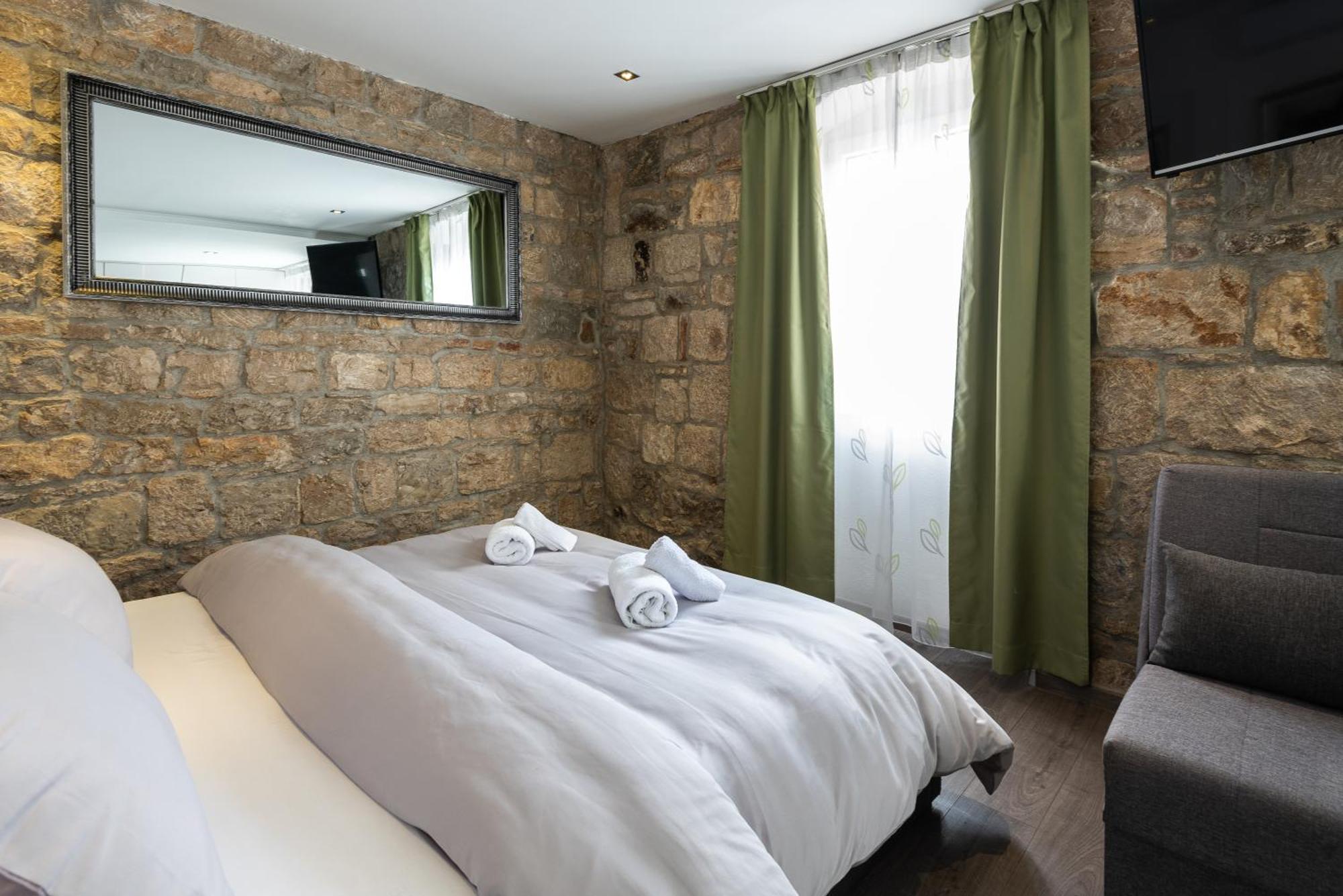 Rokos Superior Downtown - Comfortable With Private Bathrooms - Perfect Location For Exploring Diocletian's Palace And The Gastronomy Of Within Walking Distance Split