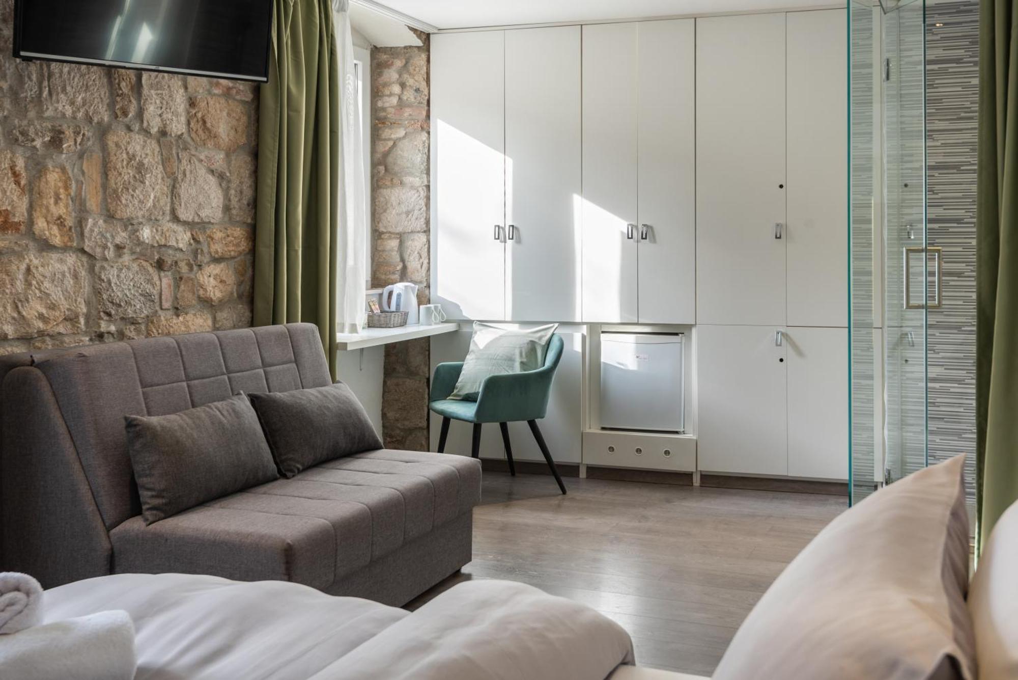Rokos Superior Downtown - Comfortable With Private Bathrooms - Perfect Location For Exploring Diocletian's Palace And The Gastronomy Of Within Walking Distance Guest house