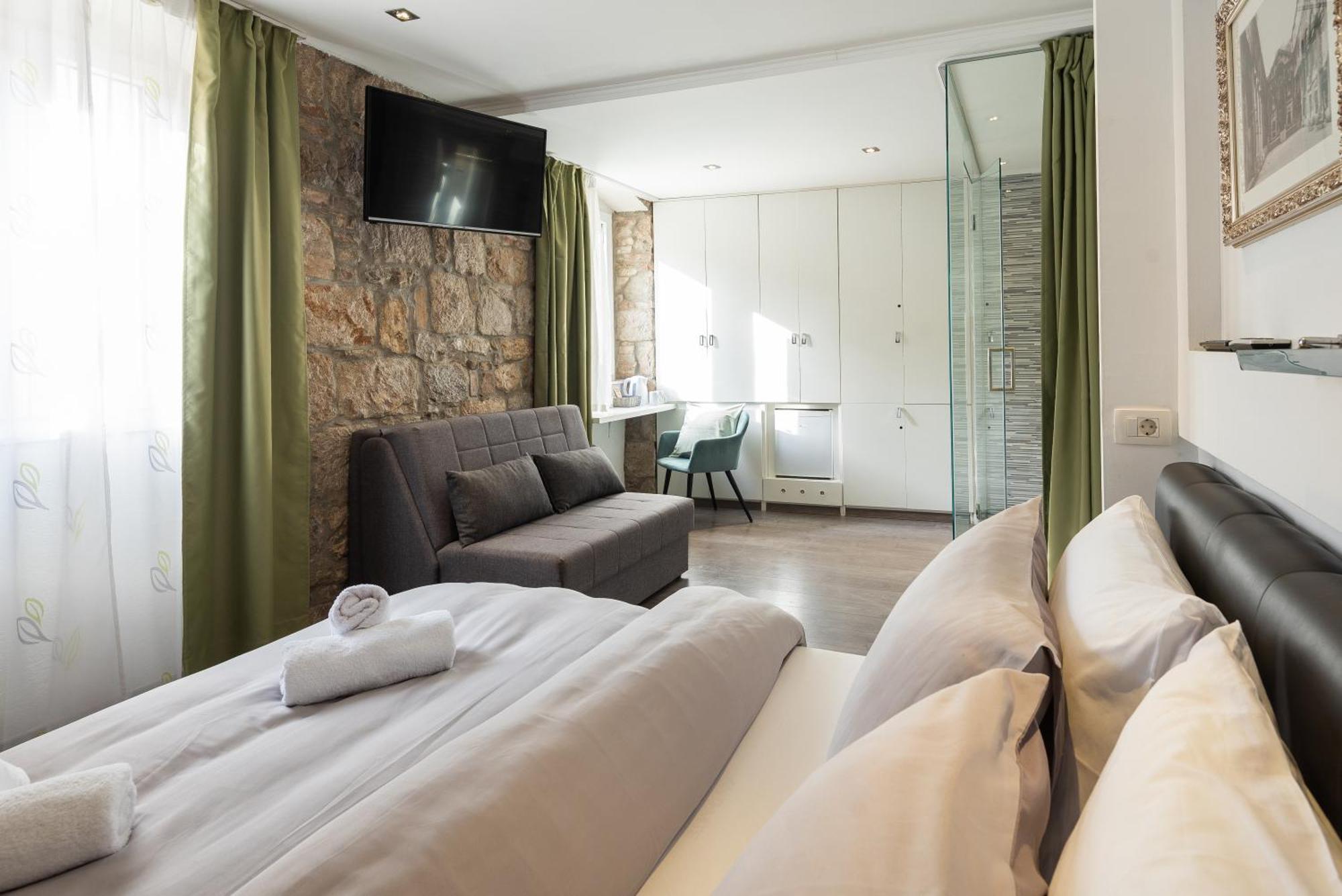Rokos Superior Downtown - Comfortable With Private Bathrooms - Perfect Location For Exploring Diocletian's Palace And The Gastronomy Of Within Walking Distance Split