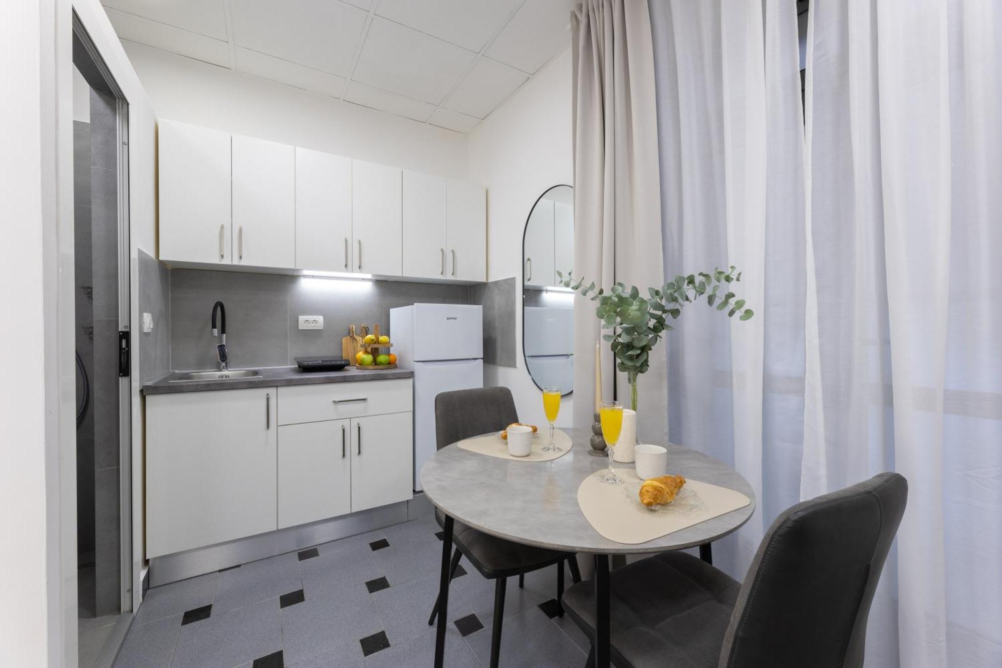 Lena's In Palace Apartment