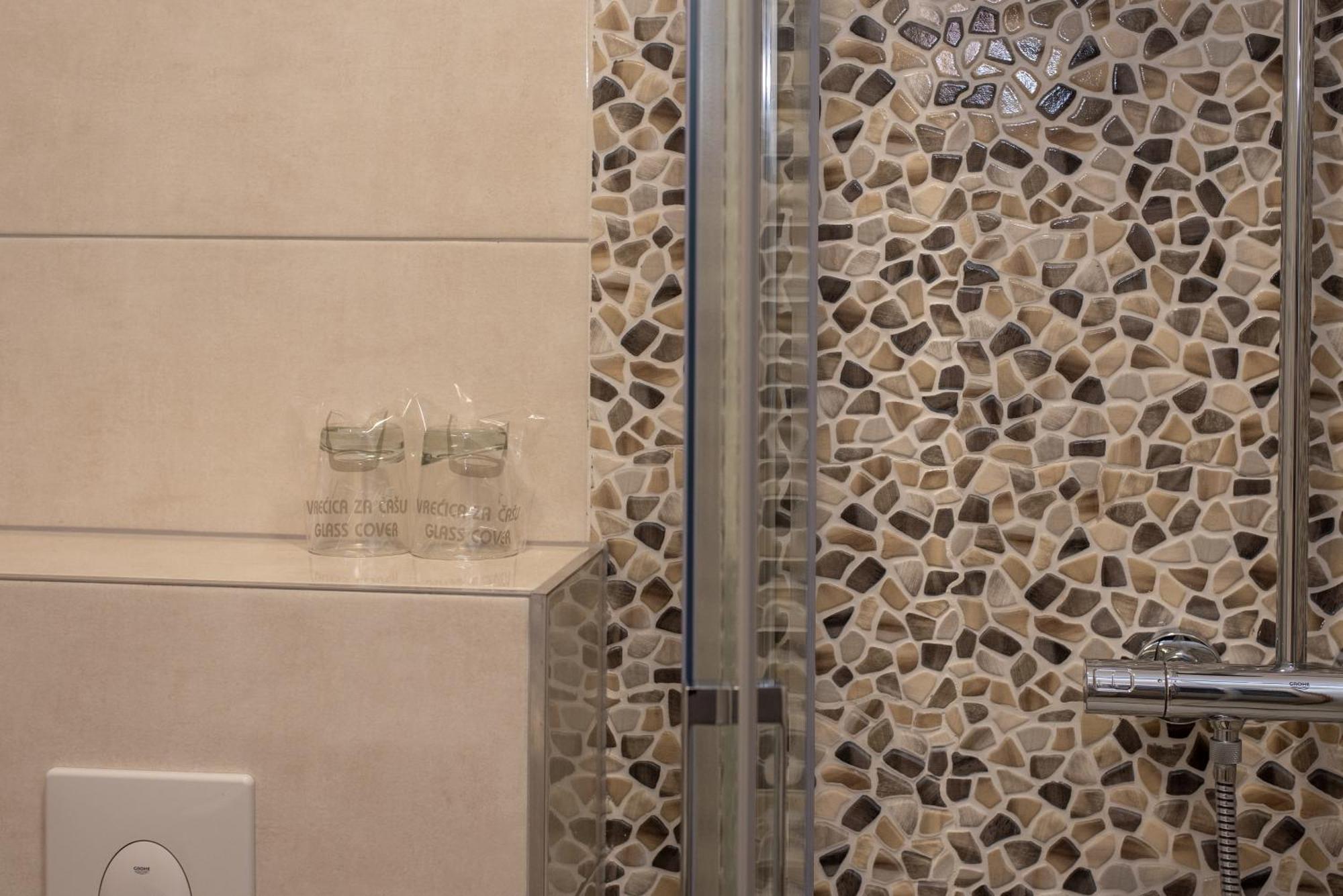 Capital Luxury * Split