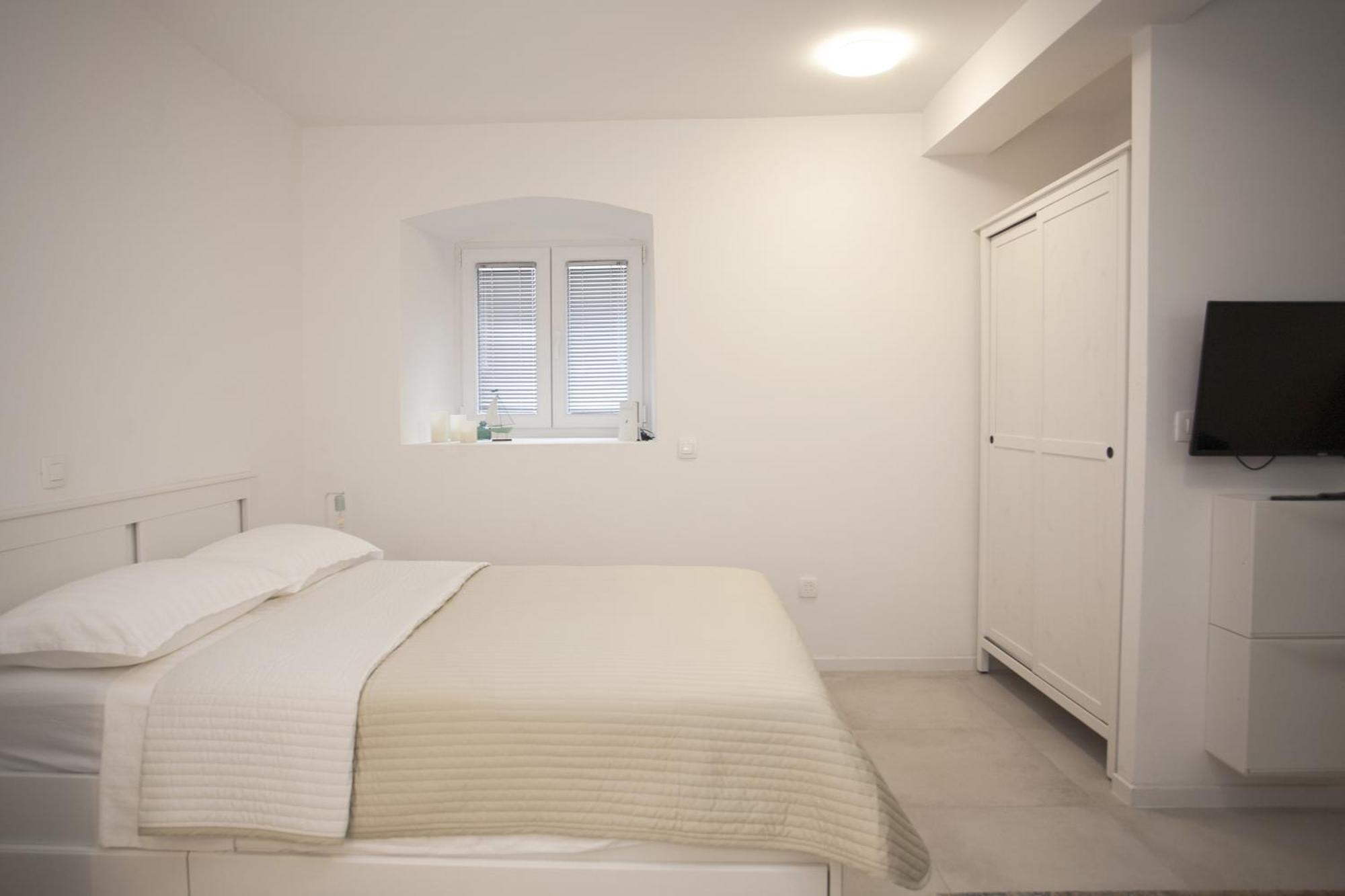 Jon Apartment Split