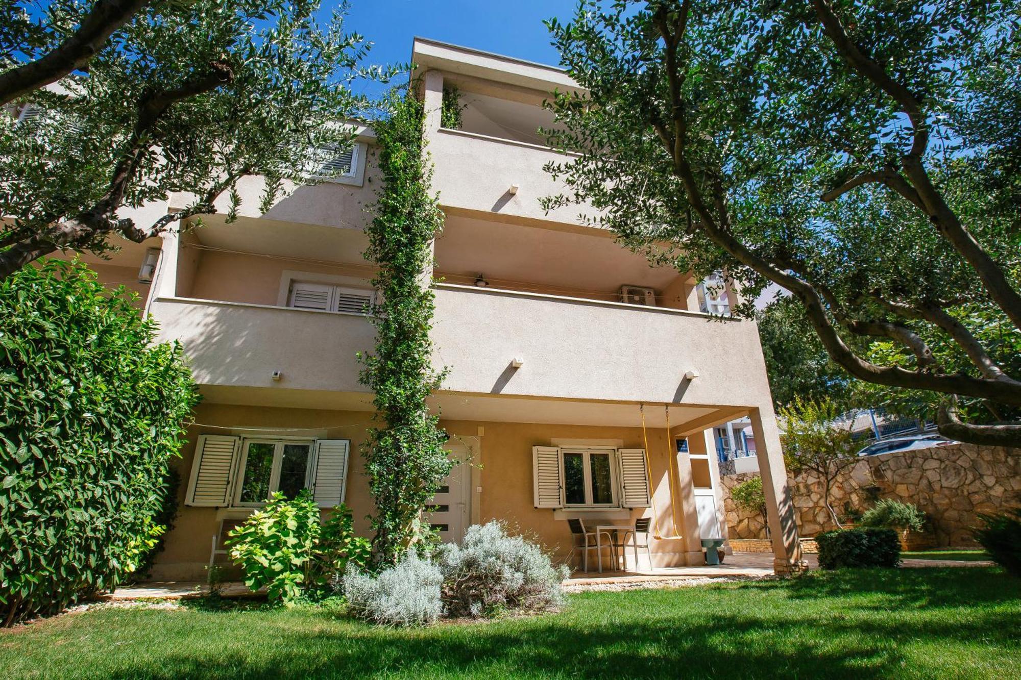 In House With Garden For Children & Private Parking Apartment