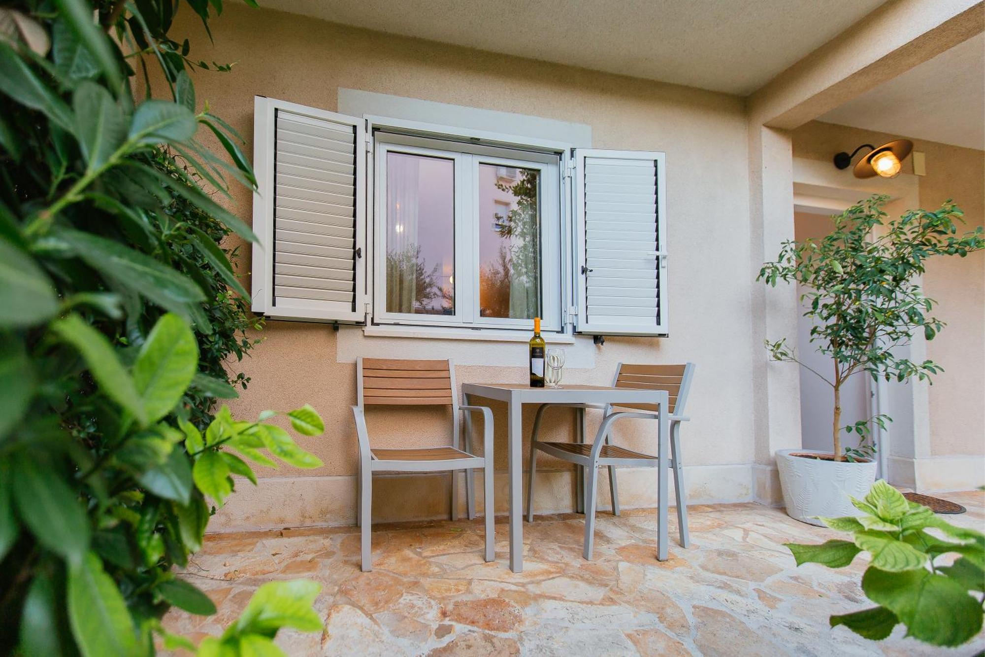 In House With Garden For Children & Private Parking Apartment *