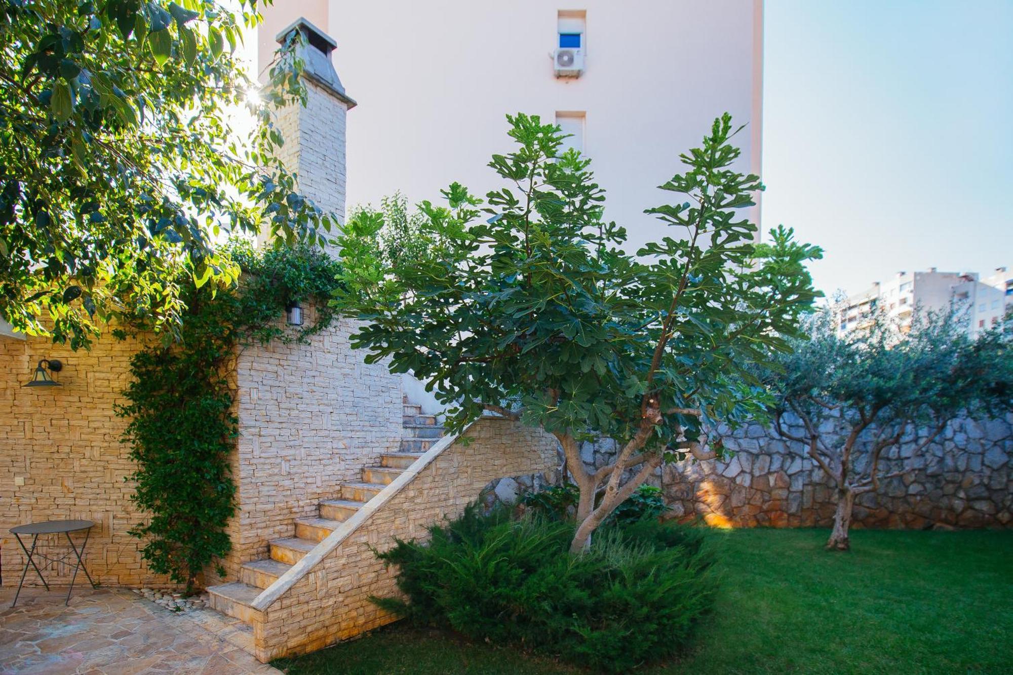 In House With Garden For Children & Private Parking *