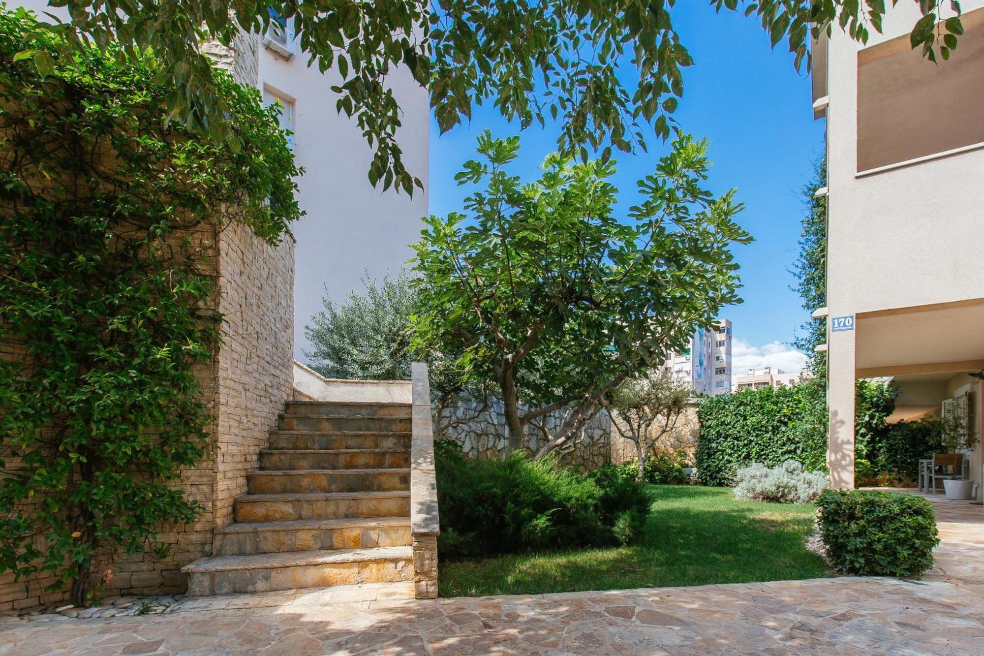 In House With Garden For Children & Private Parking Apartment *