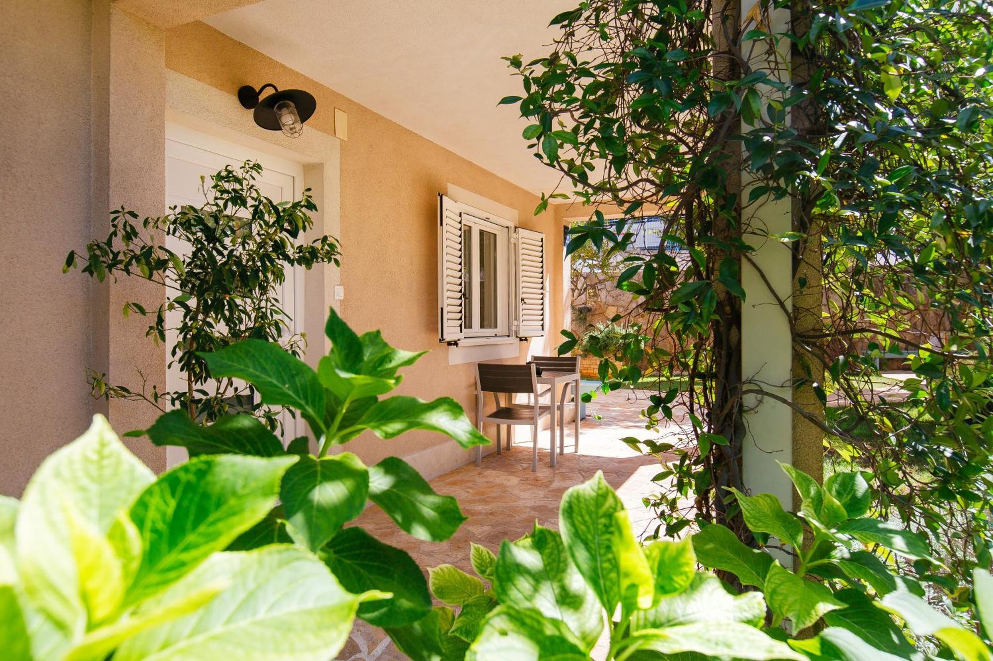 Apartment In House With Garden For Children & Private Parking *