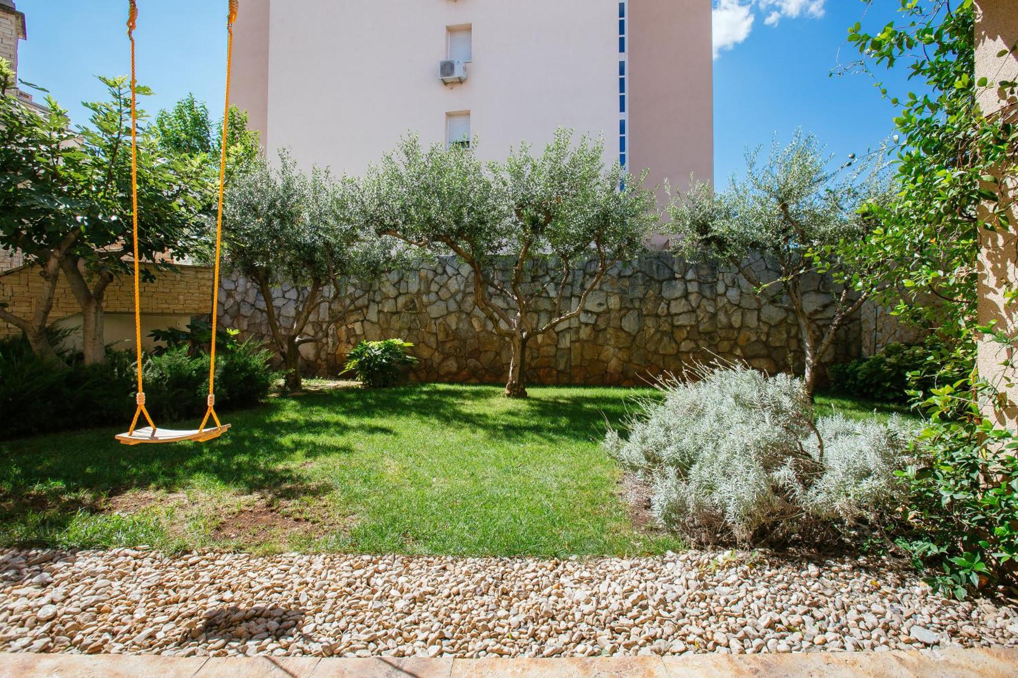 In House With Garden For Children & Private Parking Split
