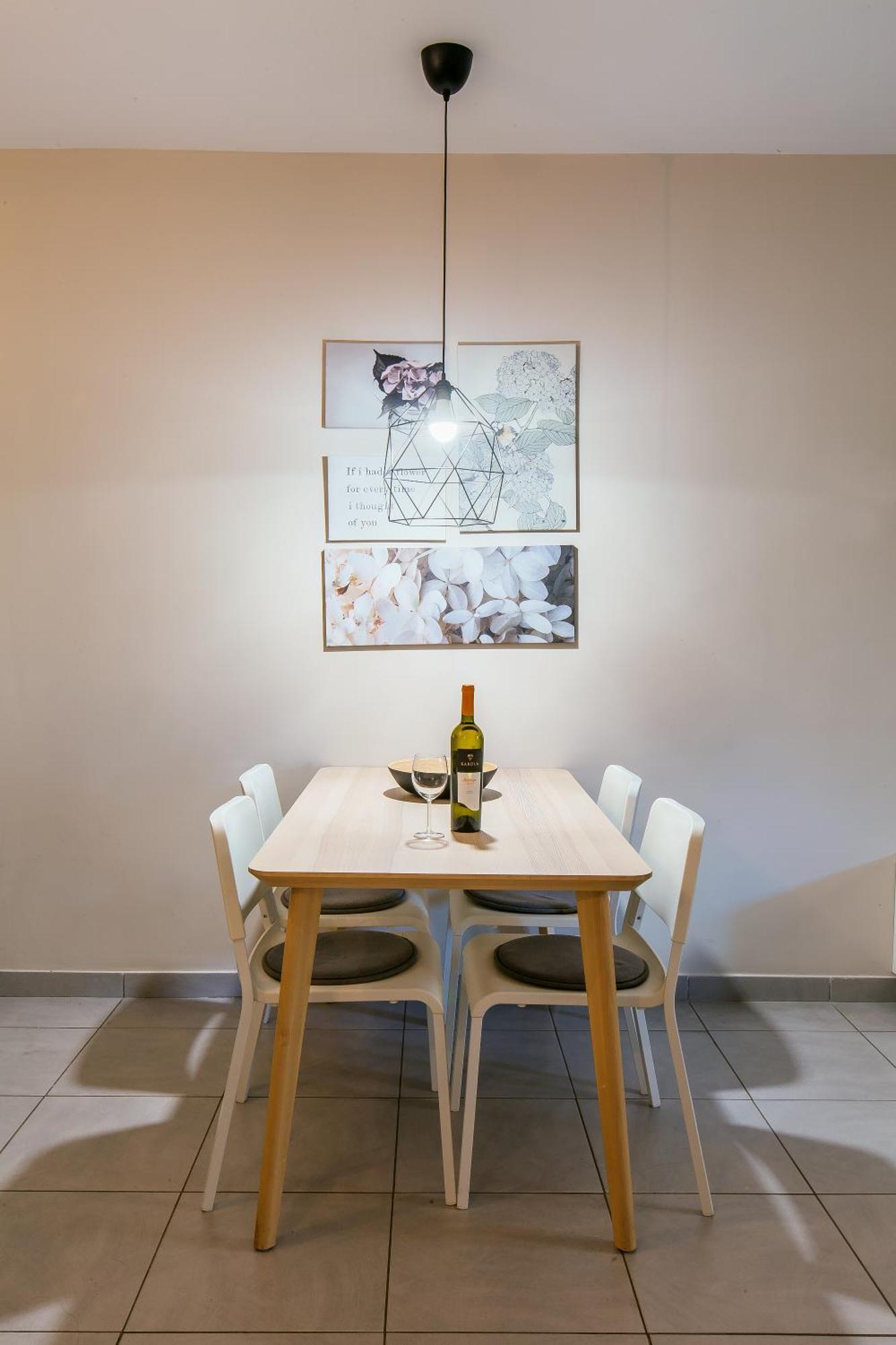 In House With Garden For Children & Private Parking Apartment