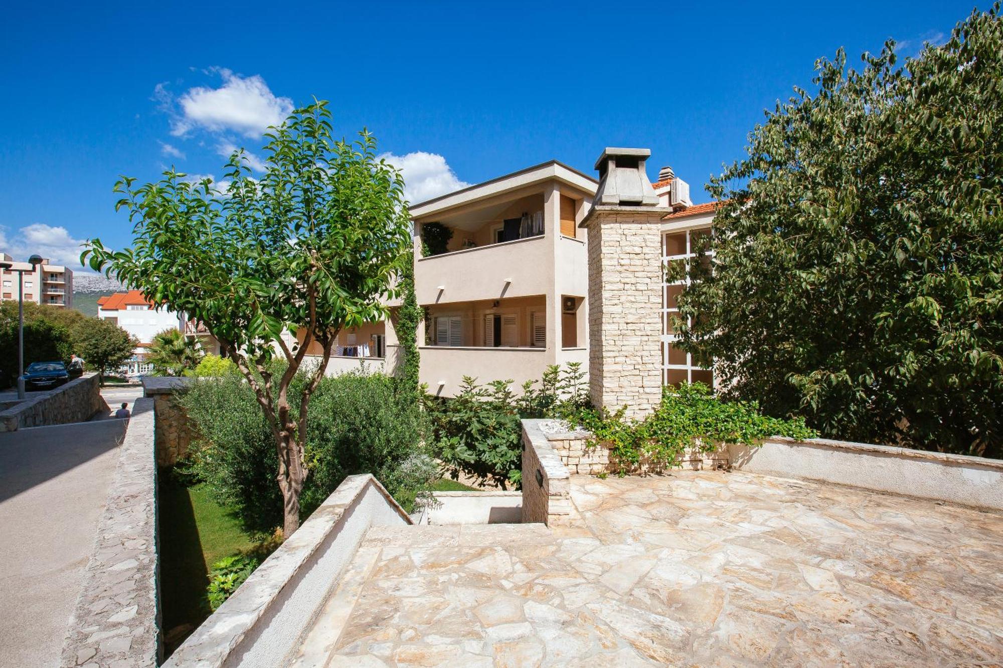 In House With Garden For Children & Private Parking Apartment *