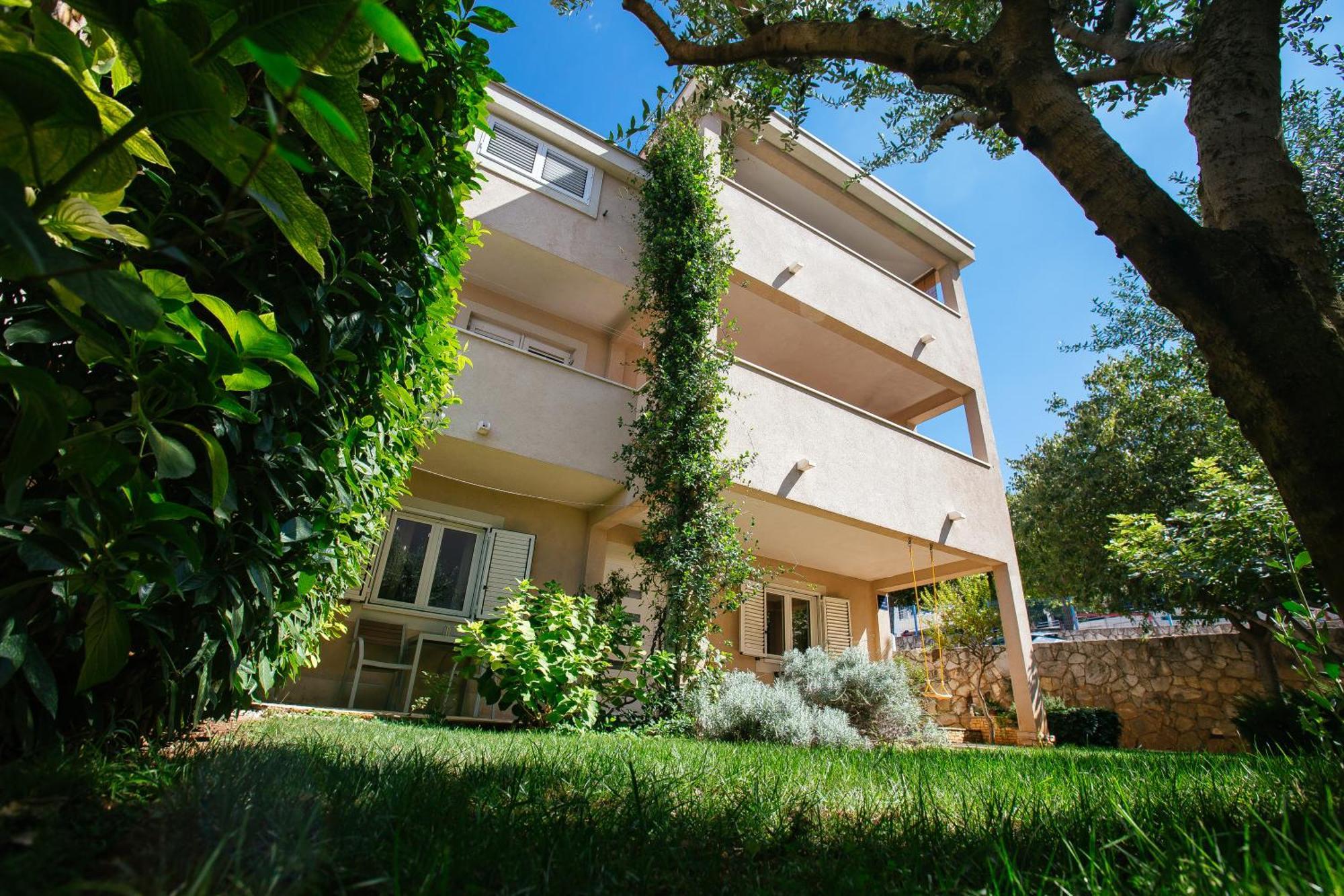 Apartment In House With Garden For Children & Private Parking *