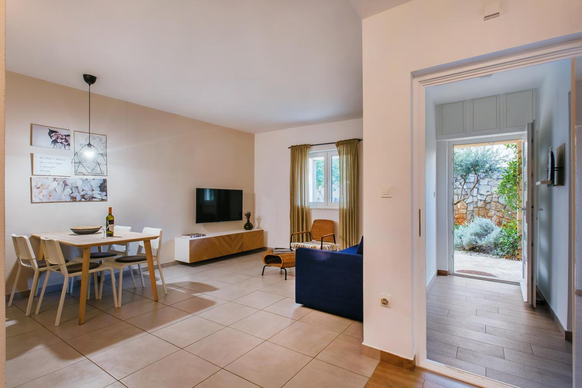 In House With Garden For Children & Private Parking